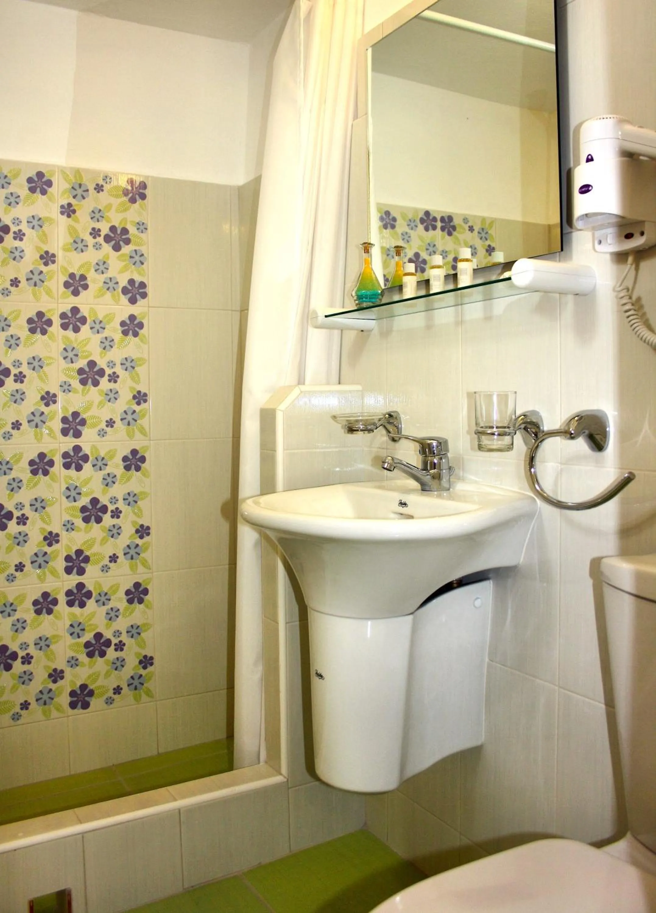 Toilet in Mariakis Studios