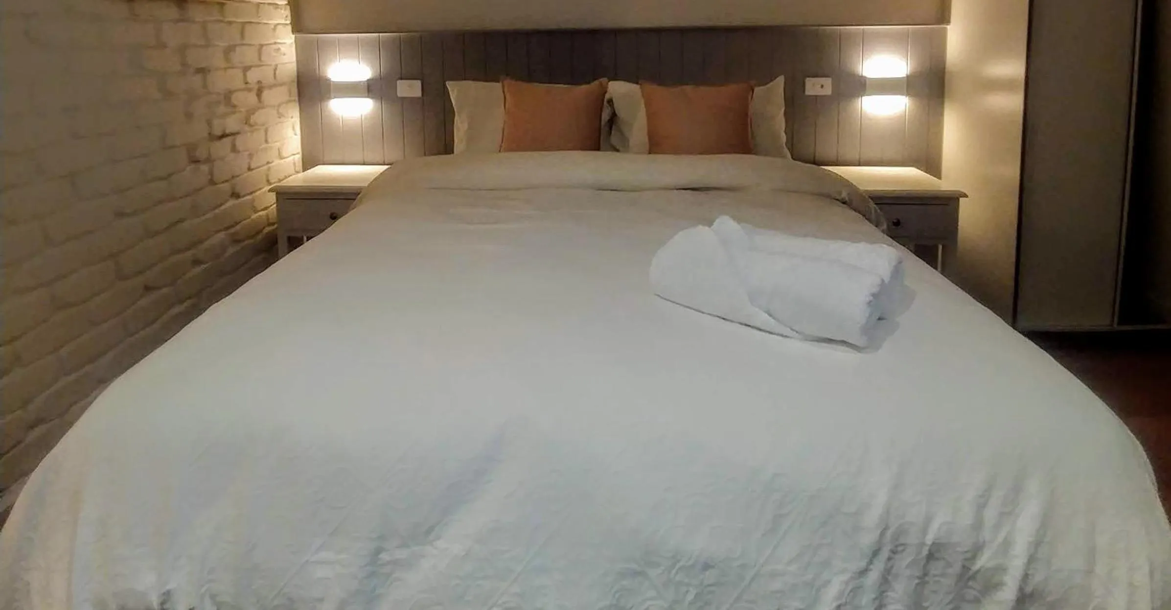 Bed in Bay House Motel