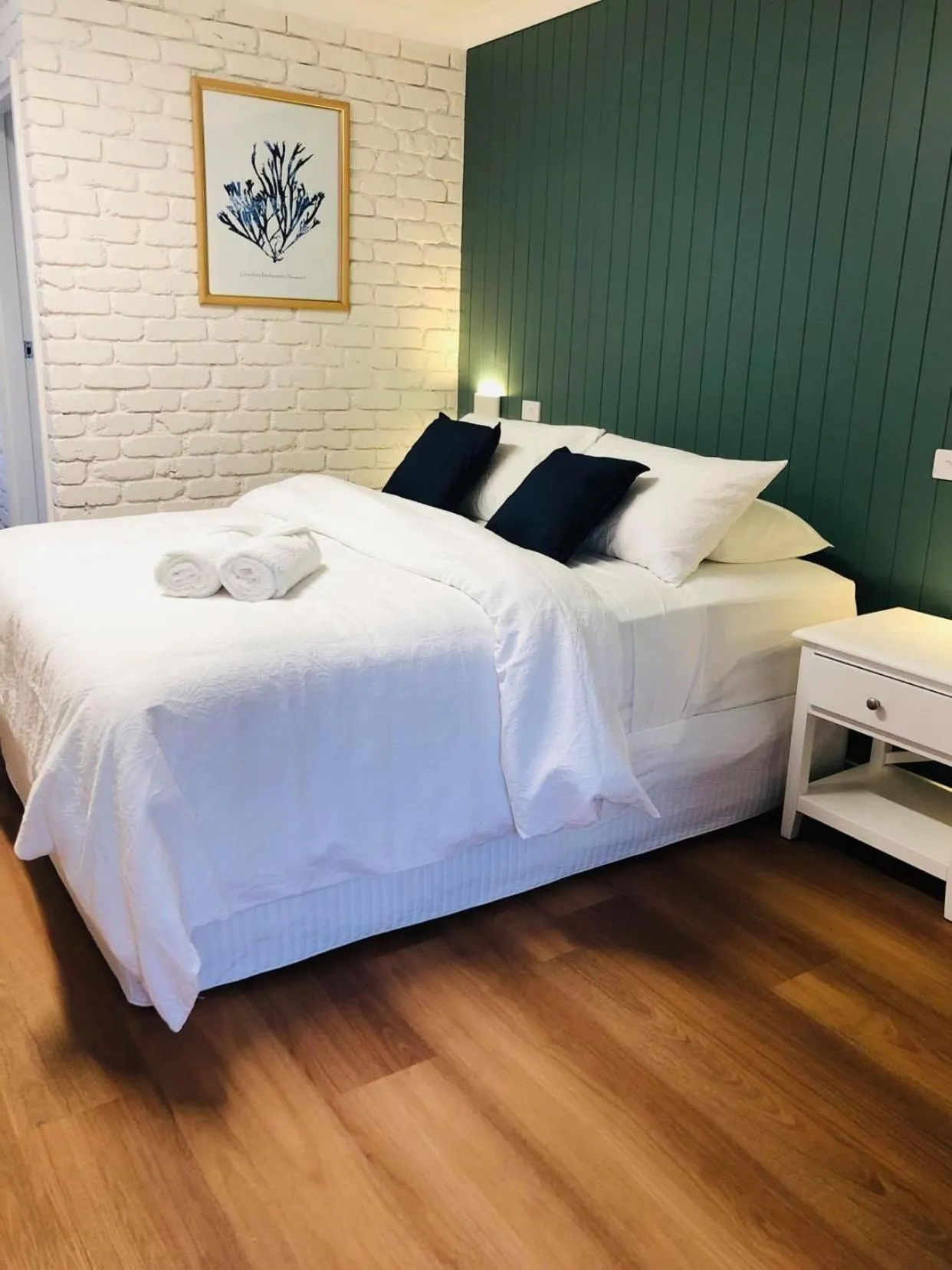 Bed in Bay House Motel