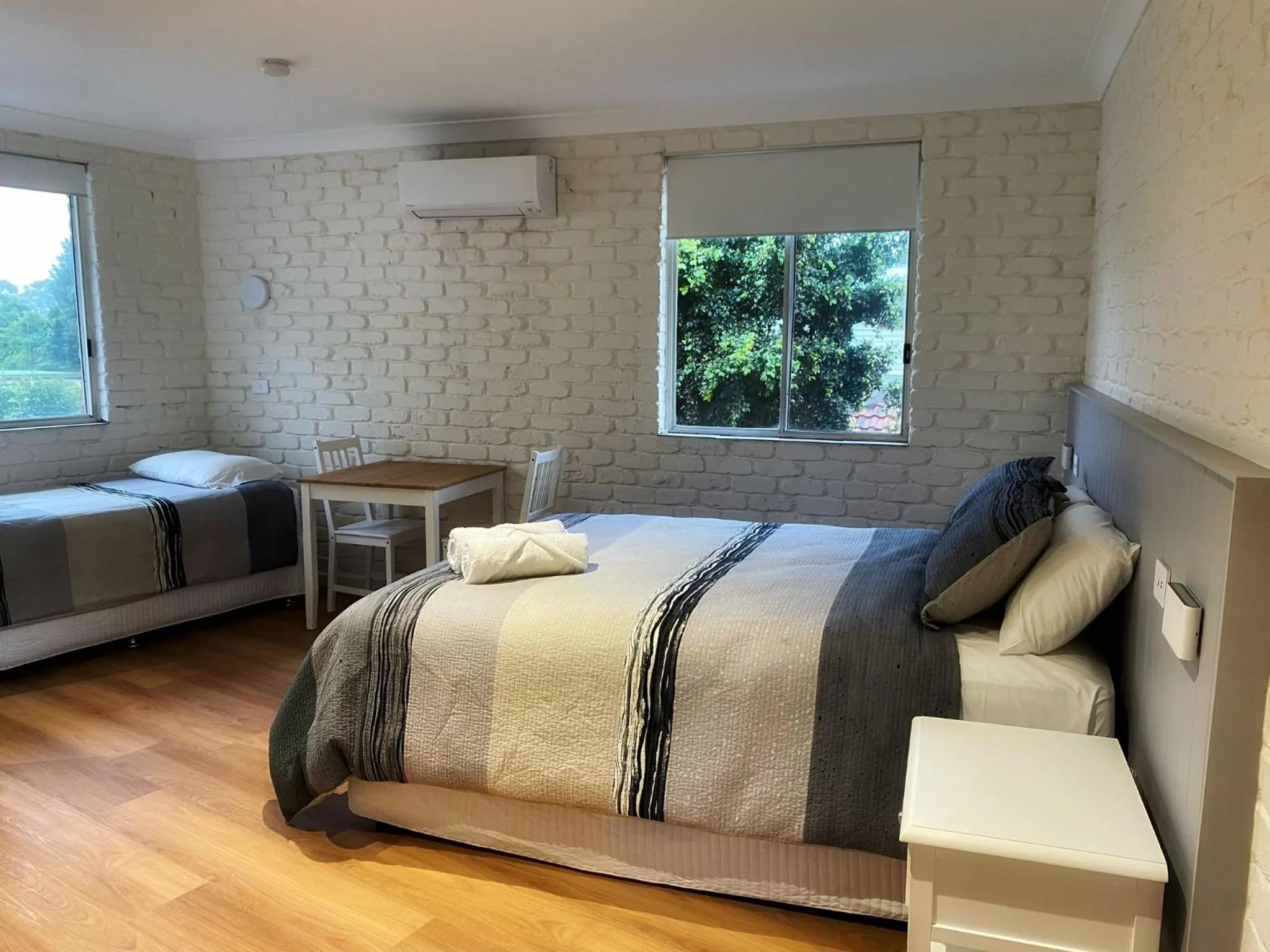 Bedroom, Bed in Bay House Motel