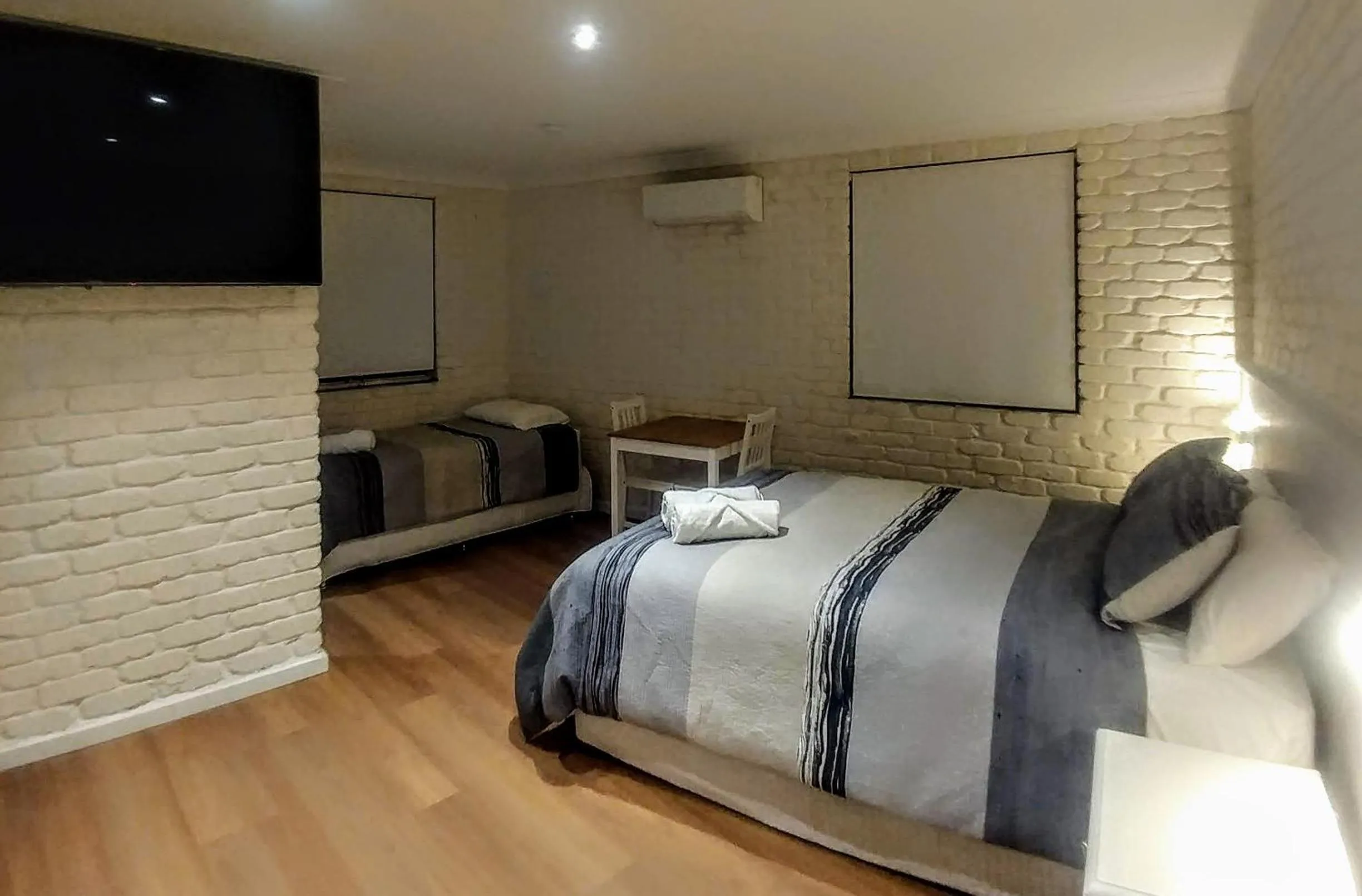 Bed in Bay House Motel