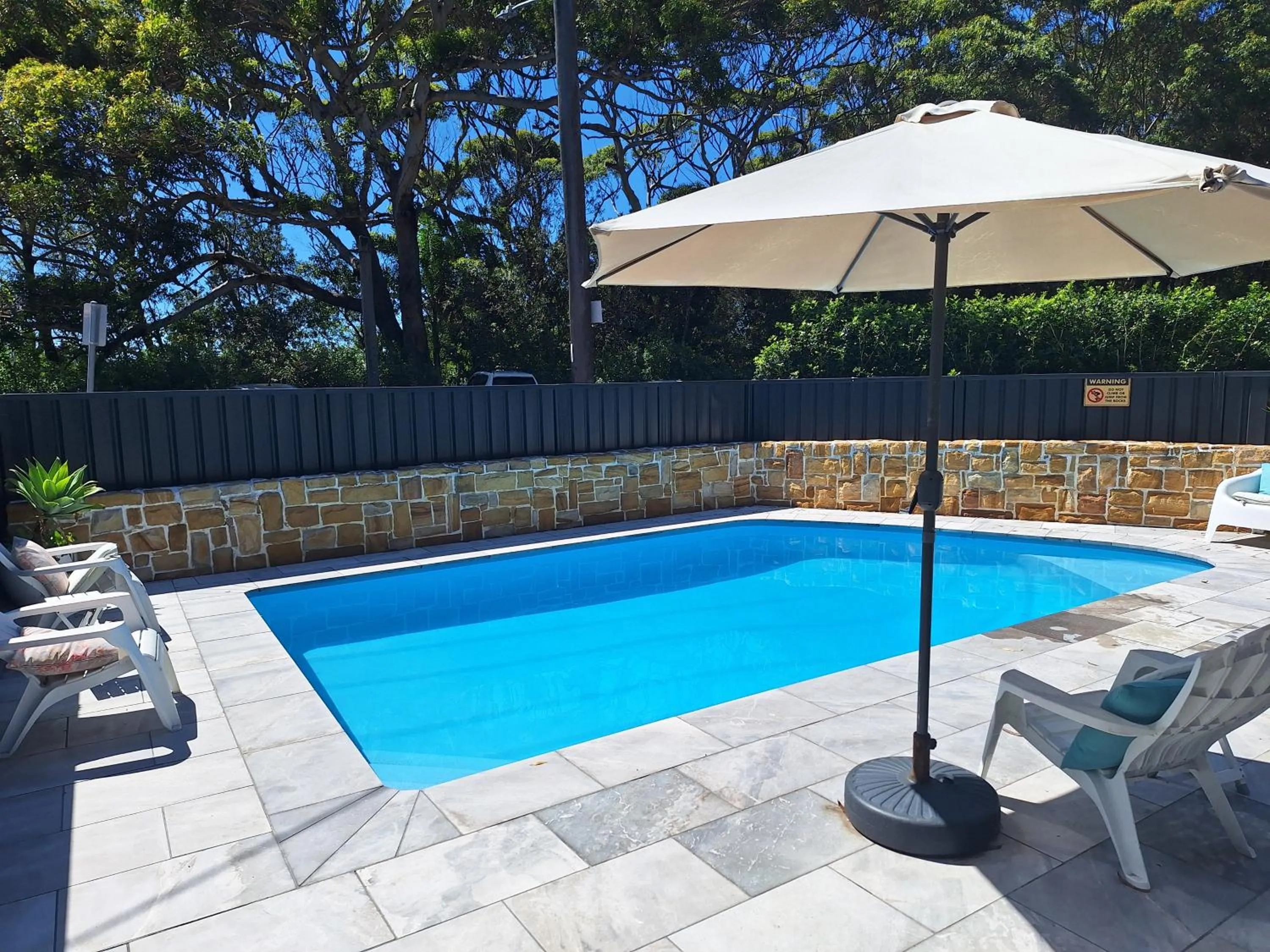 Swimming pool in Bay House Motel