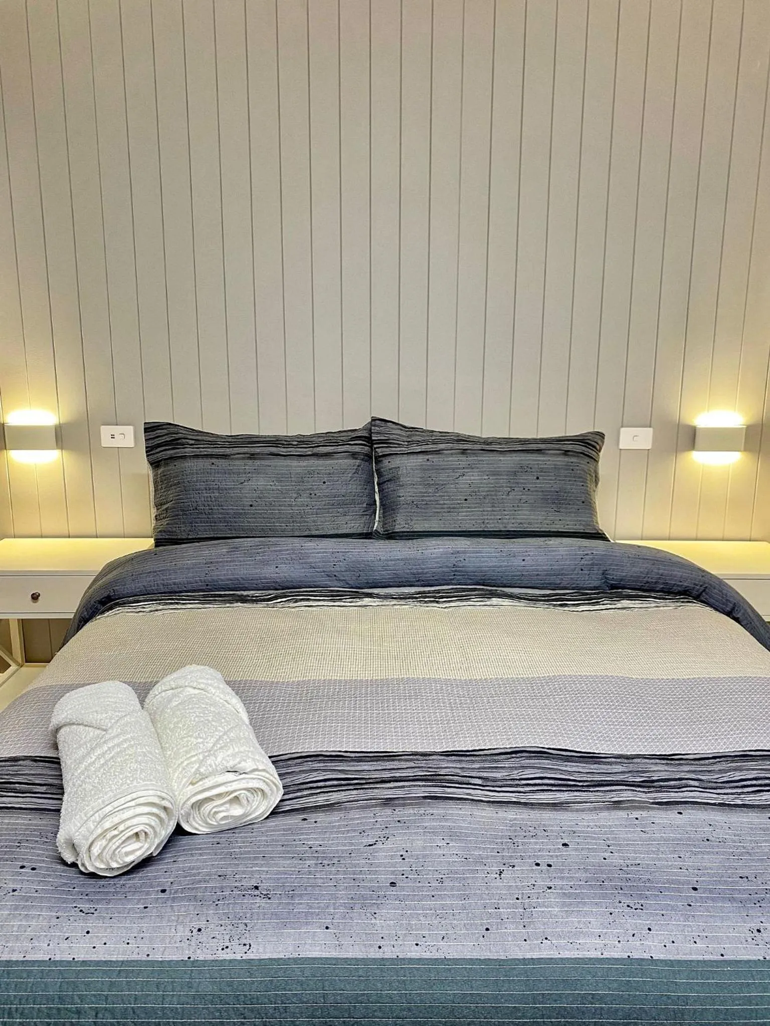 Bed in Bay House Motel