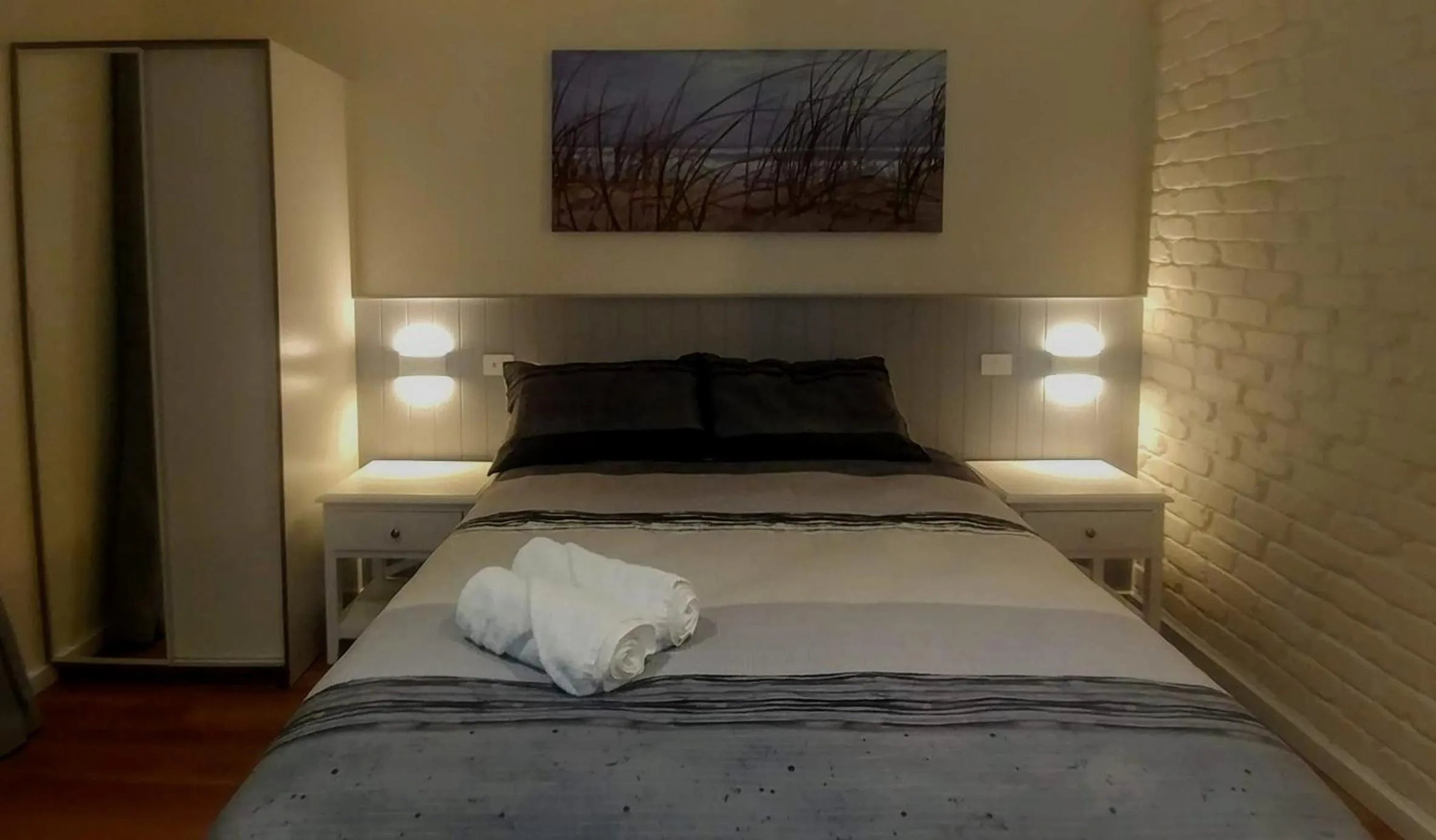 Bed in Bay House Motel