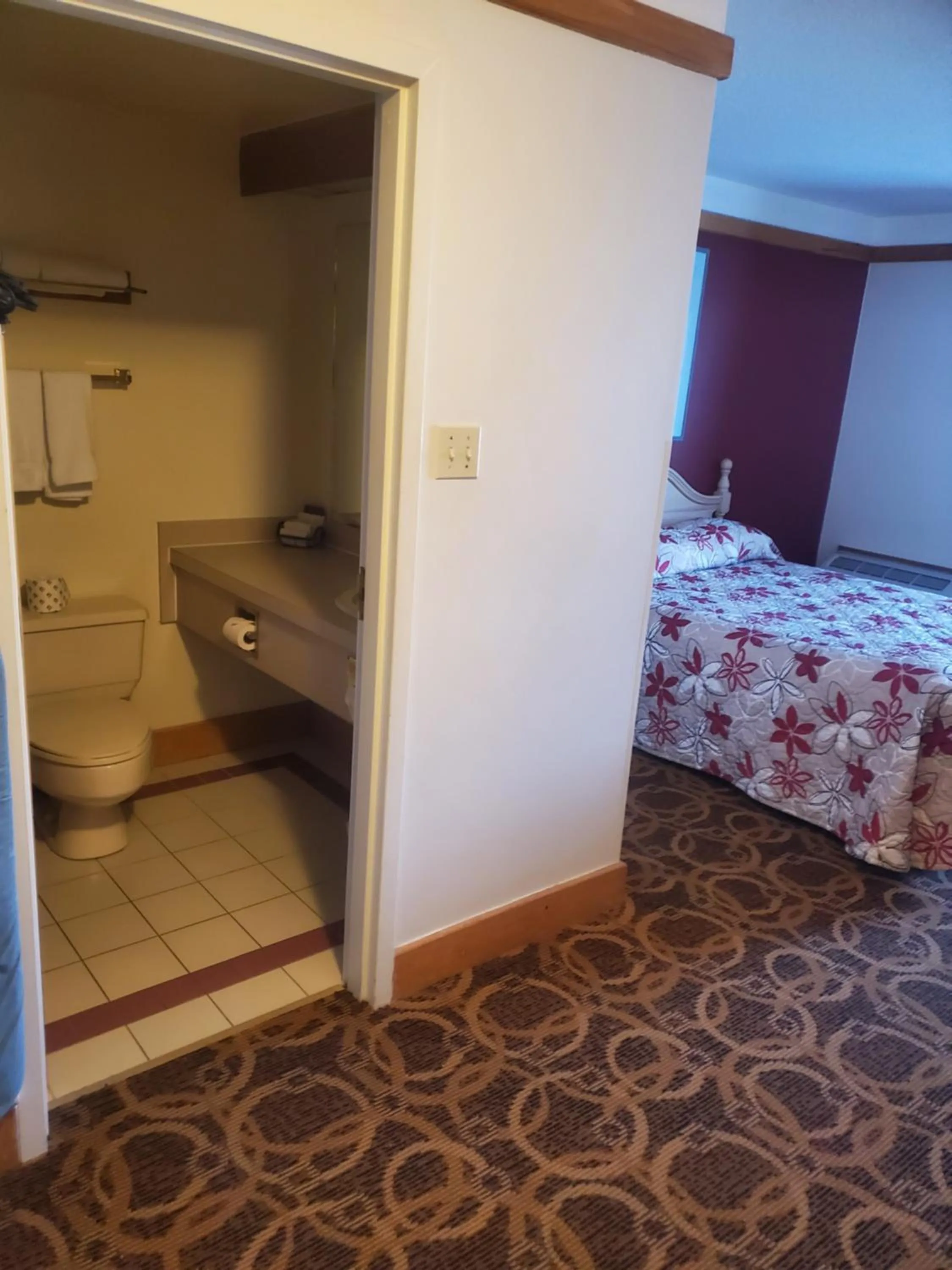 Property building, Bed in Granite Town Hotel