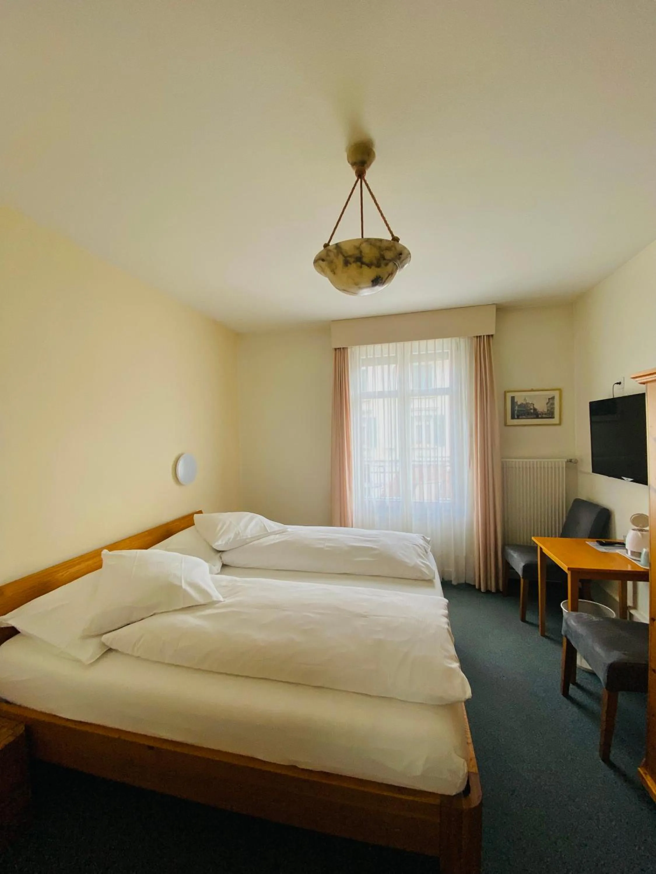 Bedroom, Bed in Hotel De La Paix