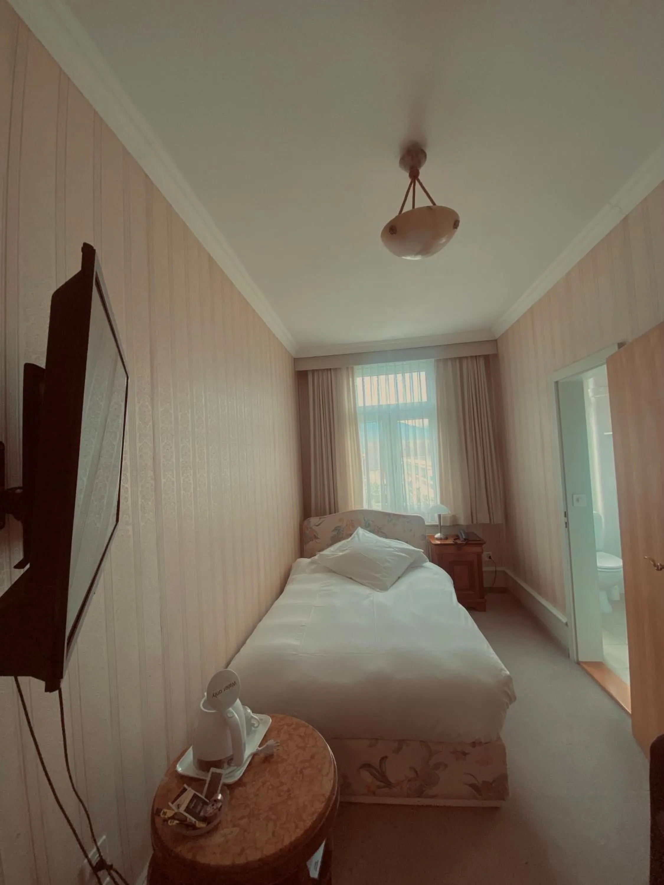 Bed in Hotel De La Paix