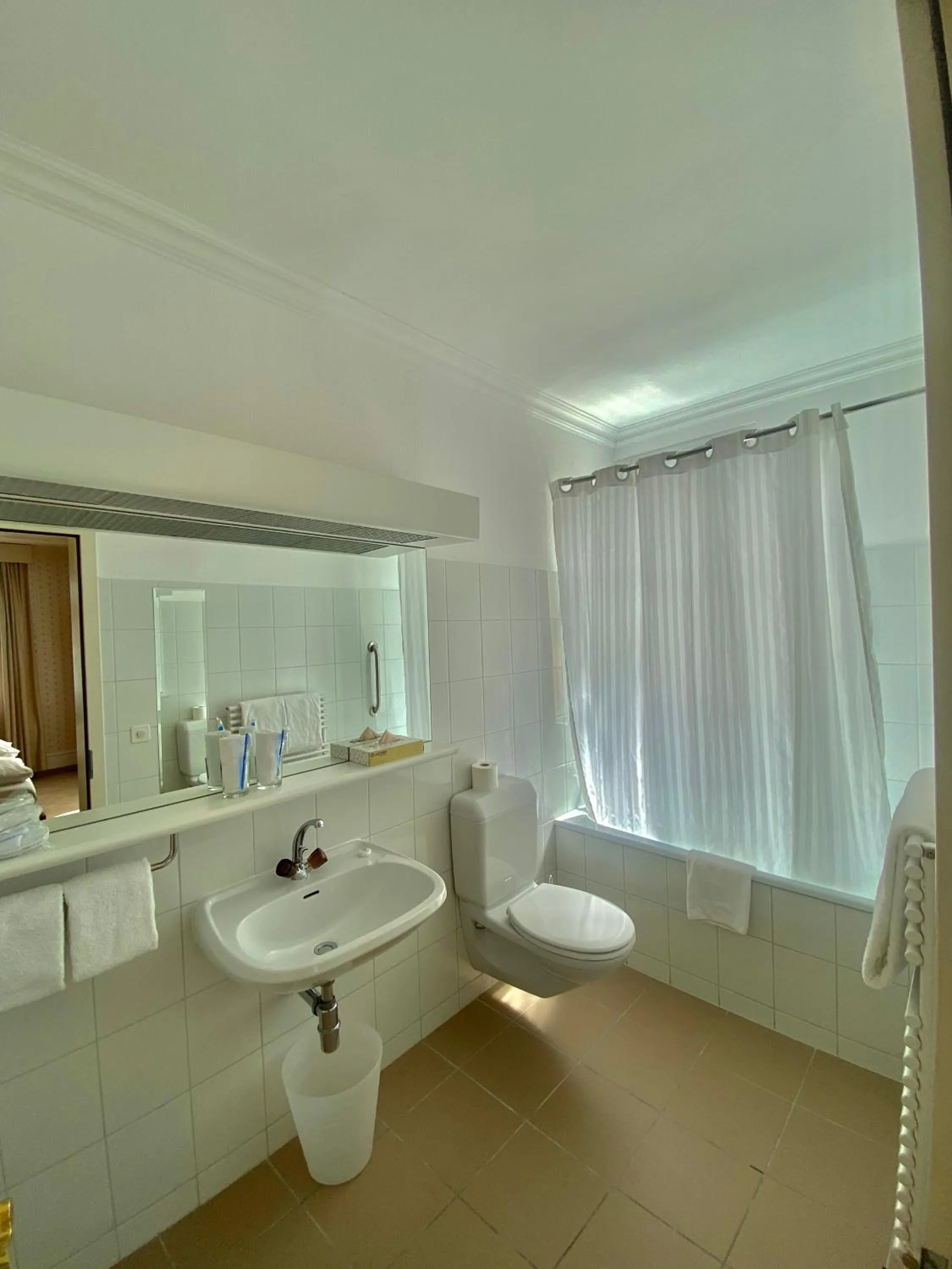 Toilet in Hotel De La Paix