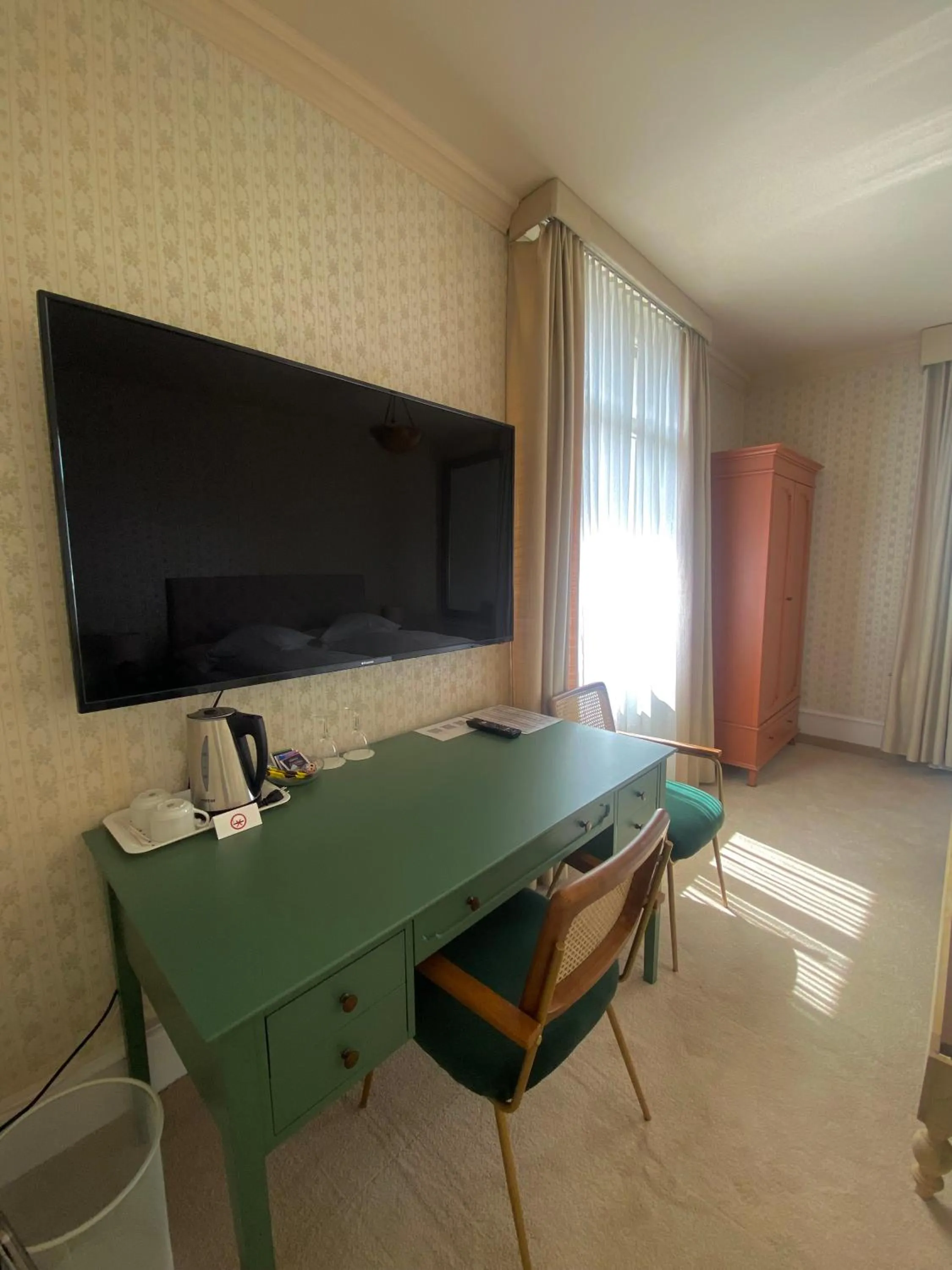 TV and multimedia in Hotel De La Paix