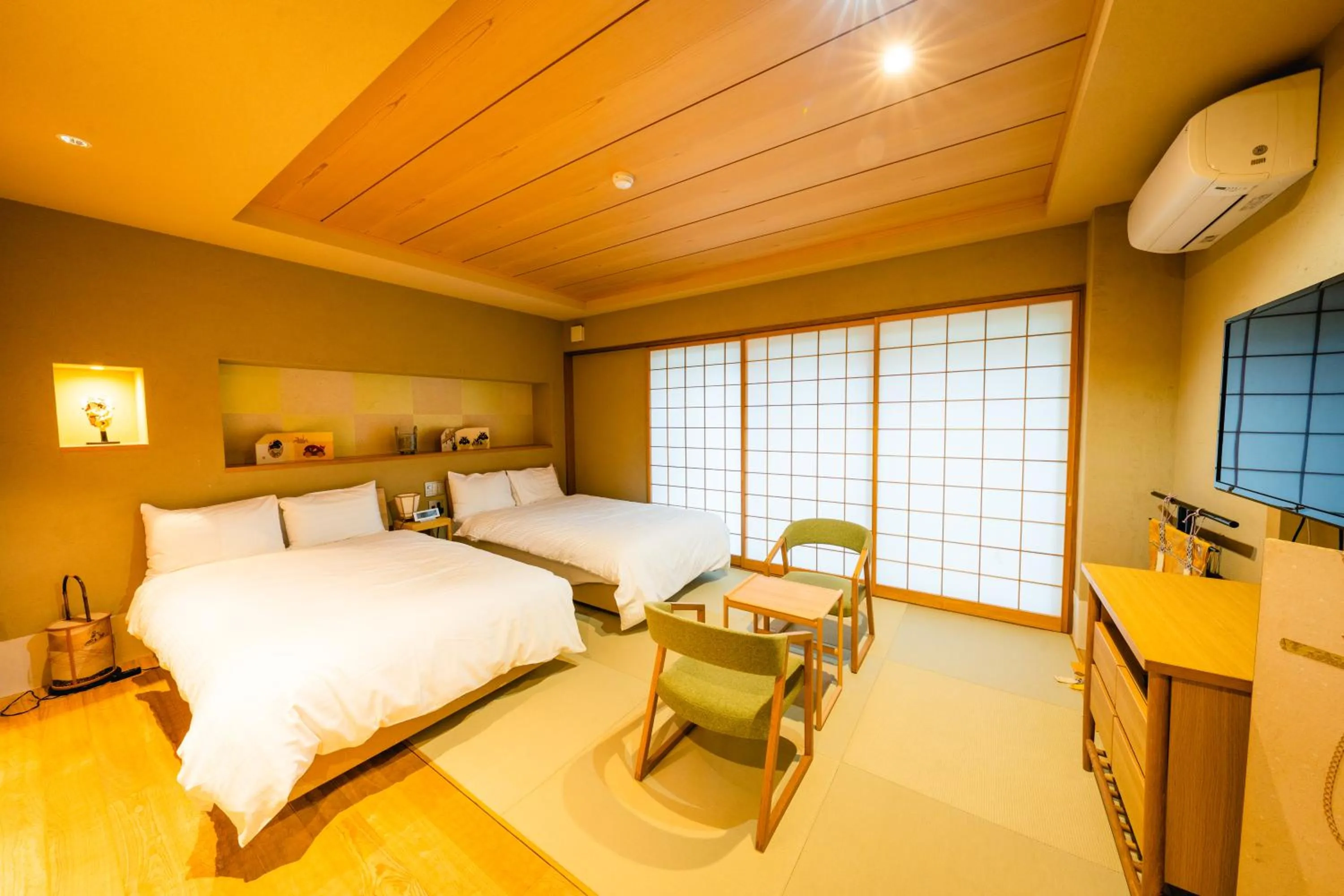 Bed in Hotel Rakurakuan