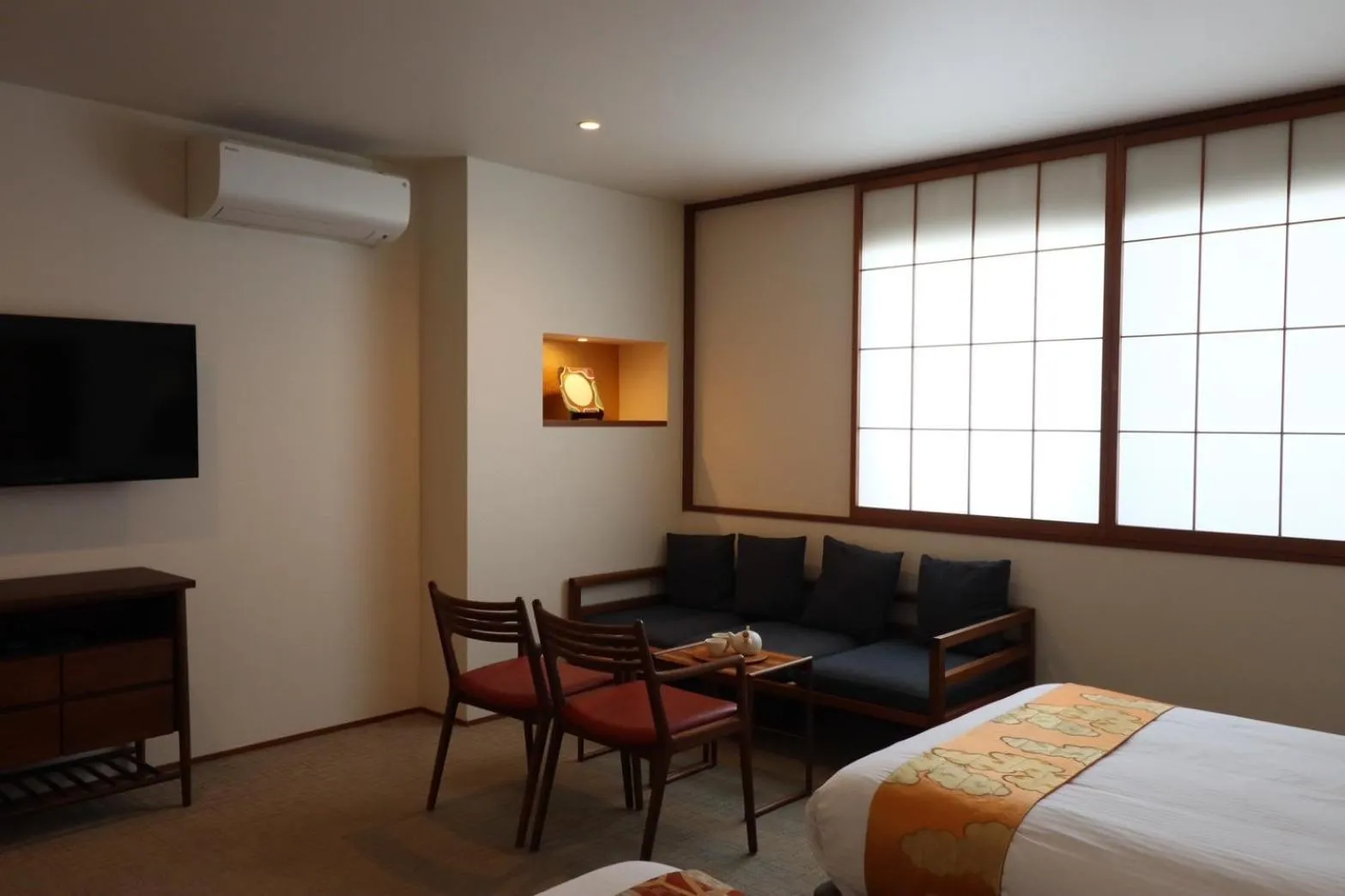 Bed in Hotel Rakurakuan