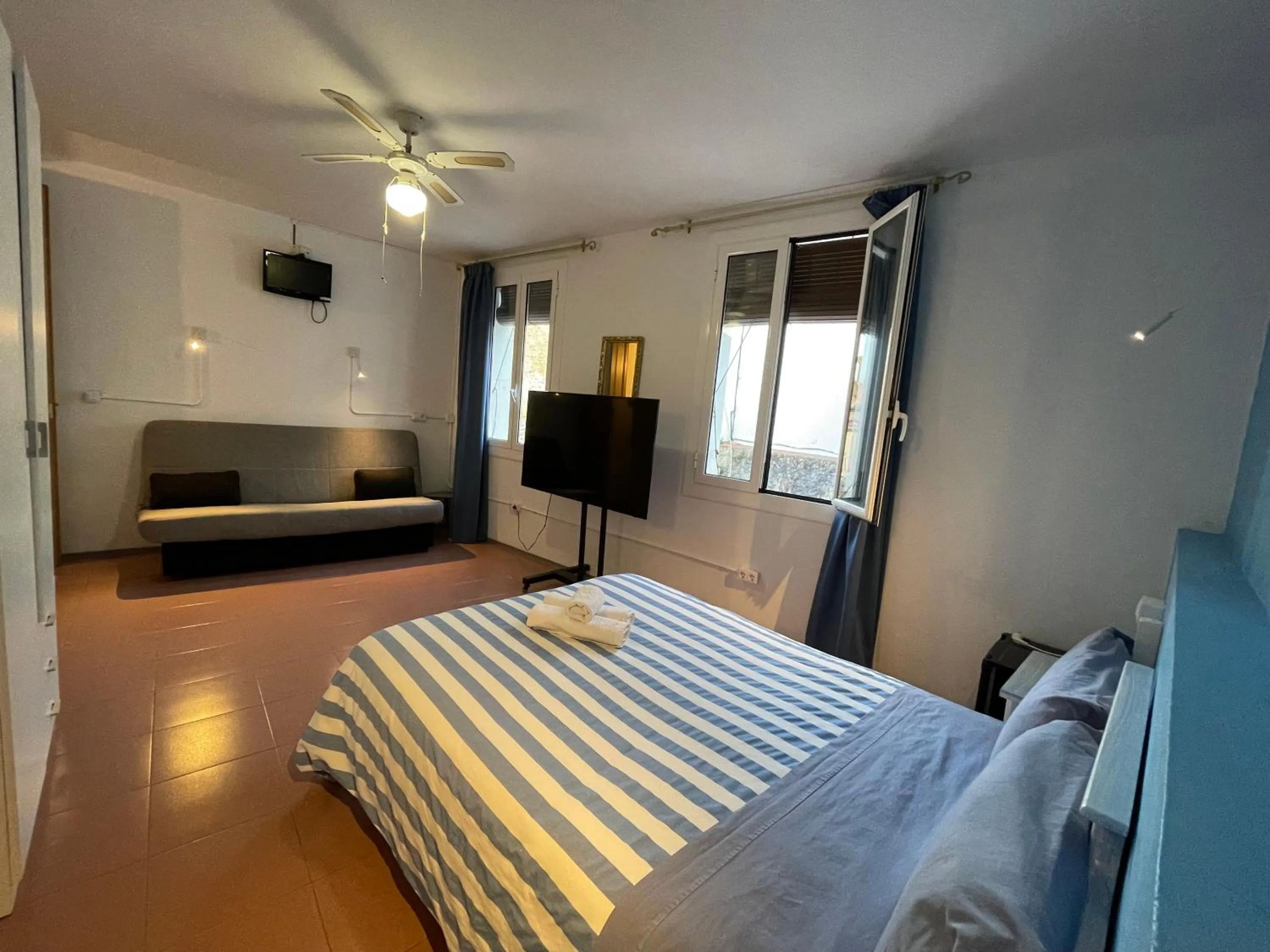 Photo of the whole room, Bed in P&R hostals Can Tort