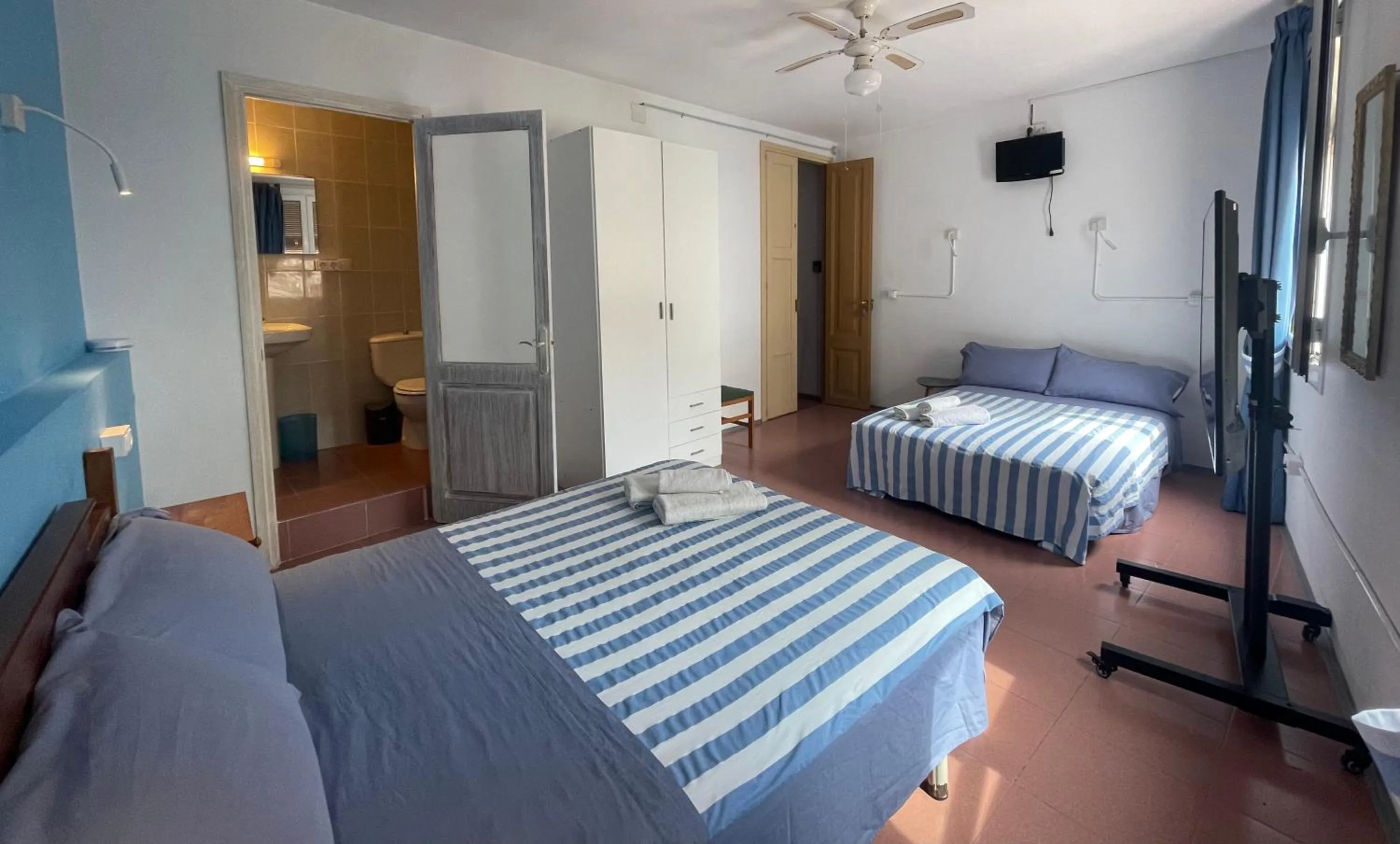 Photo of the whole room, Bed in P&R hostals Can Tort