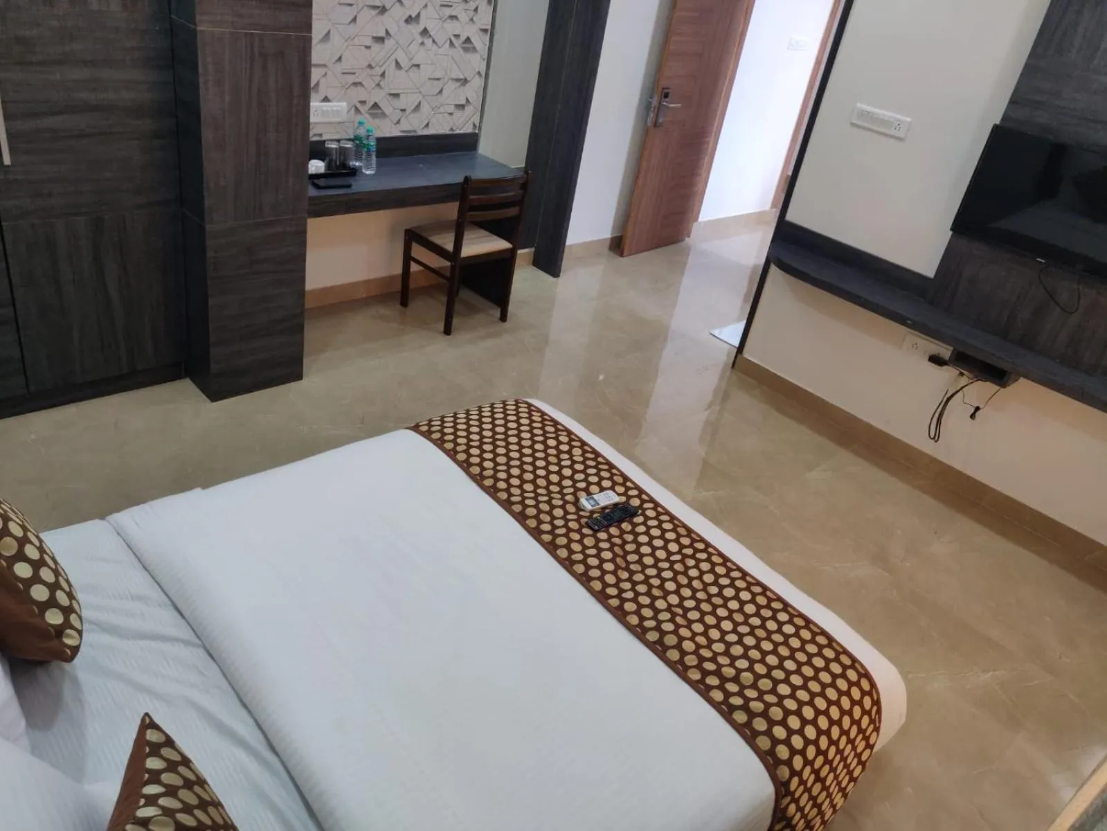 Communal lounge/ TV room, Bed in century courtyard