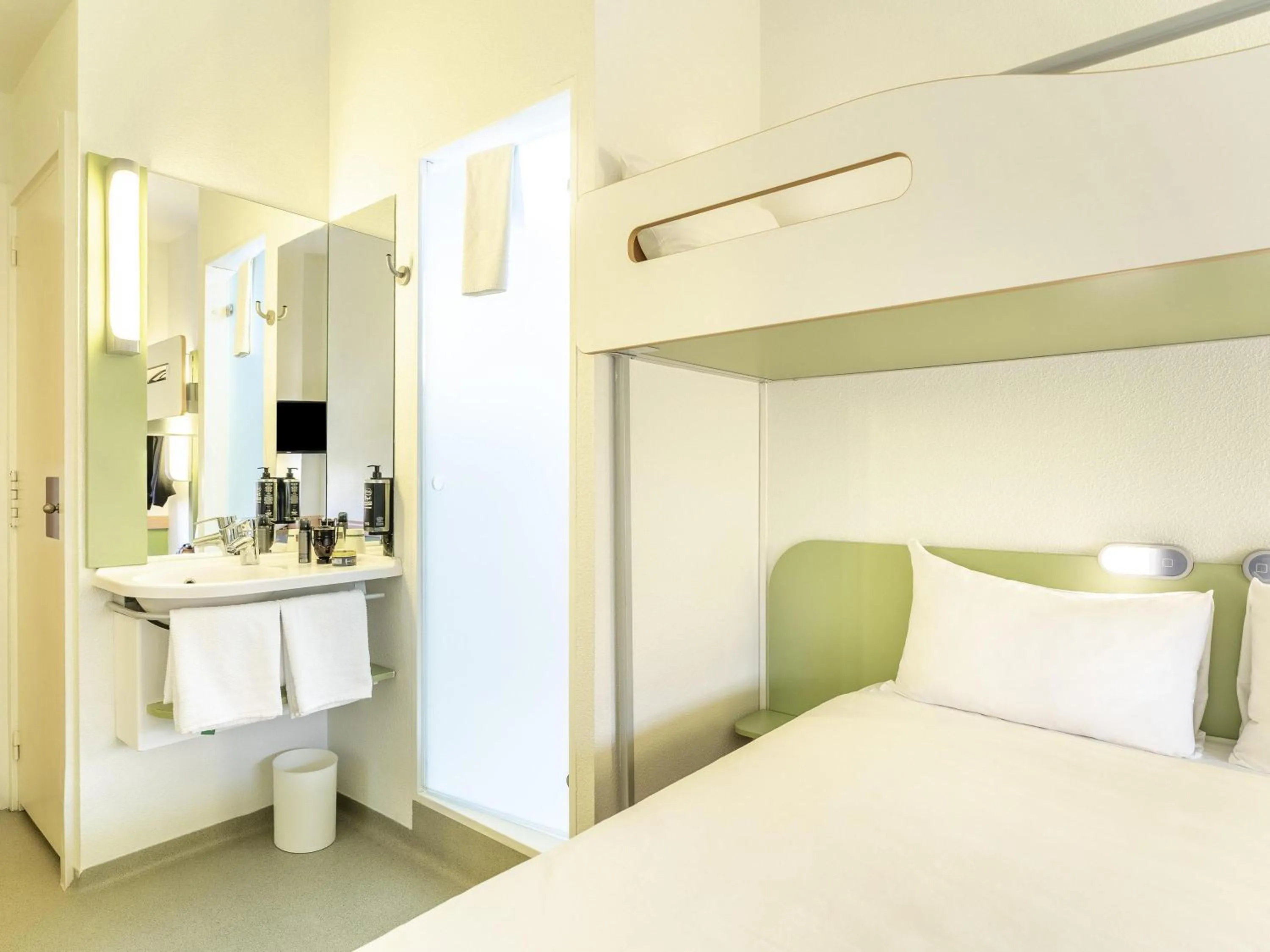 Bedroom, Bed in Ibis Budget Madrid Calle Alcalá