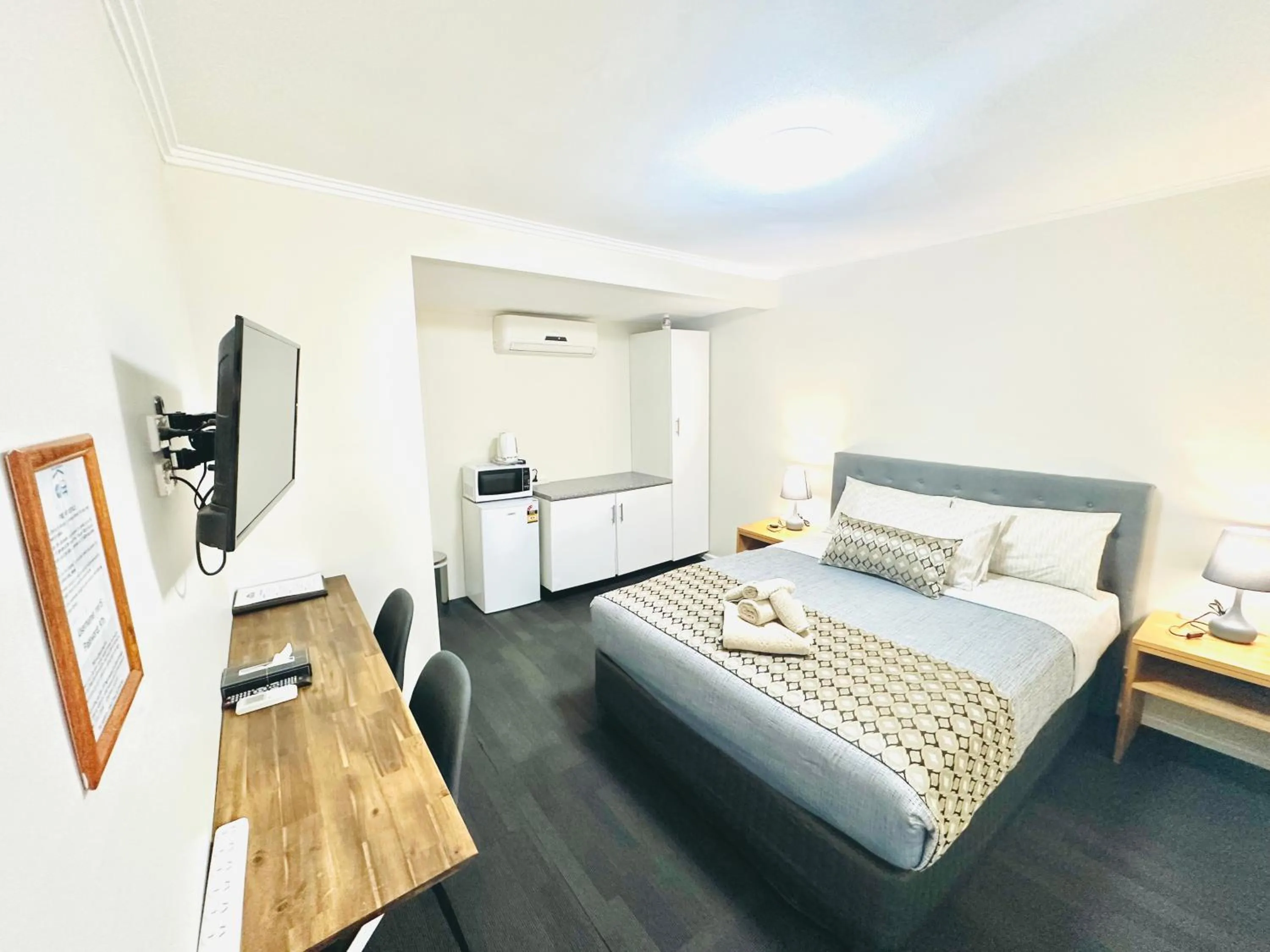 Bed in Auto Lodge Motor Inn