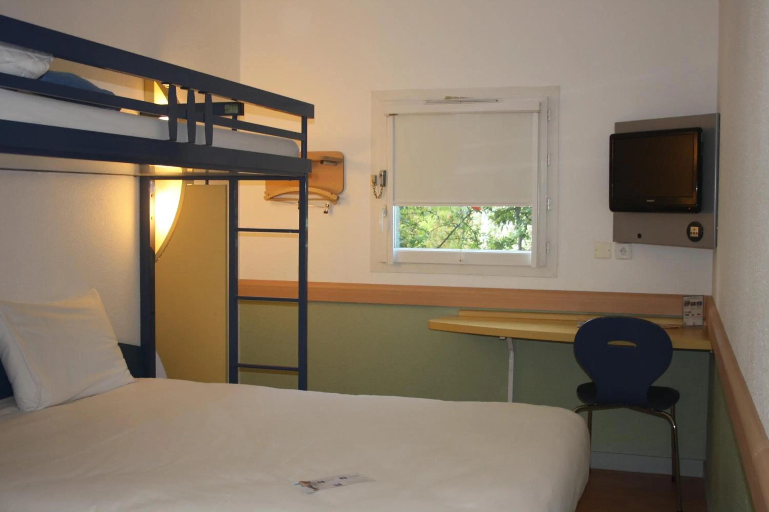 Bedroom, Bed in ibis budget Issoire