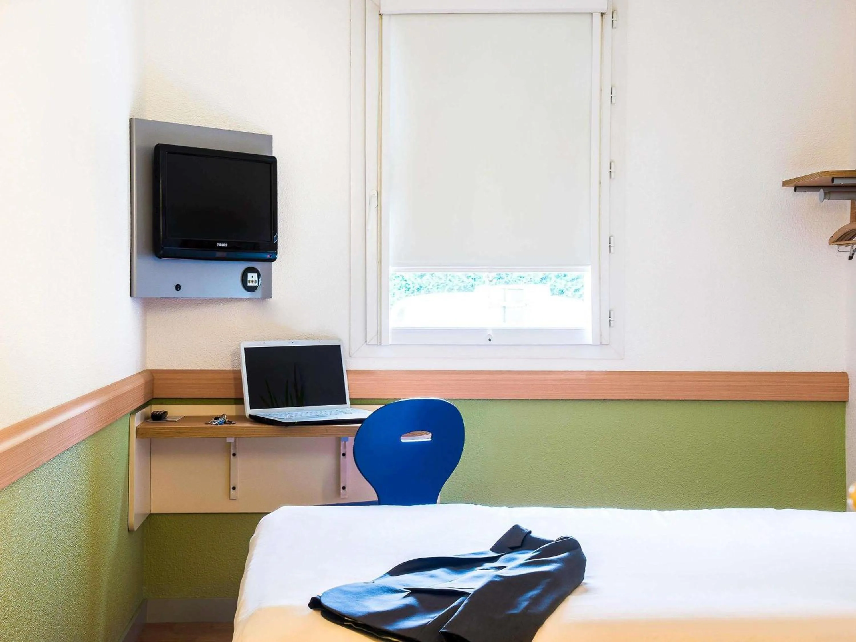 Bedroom, Bed in ibis budget Issoire