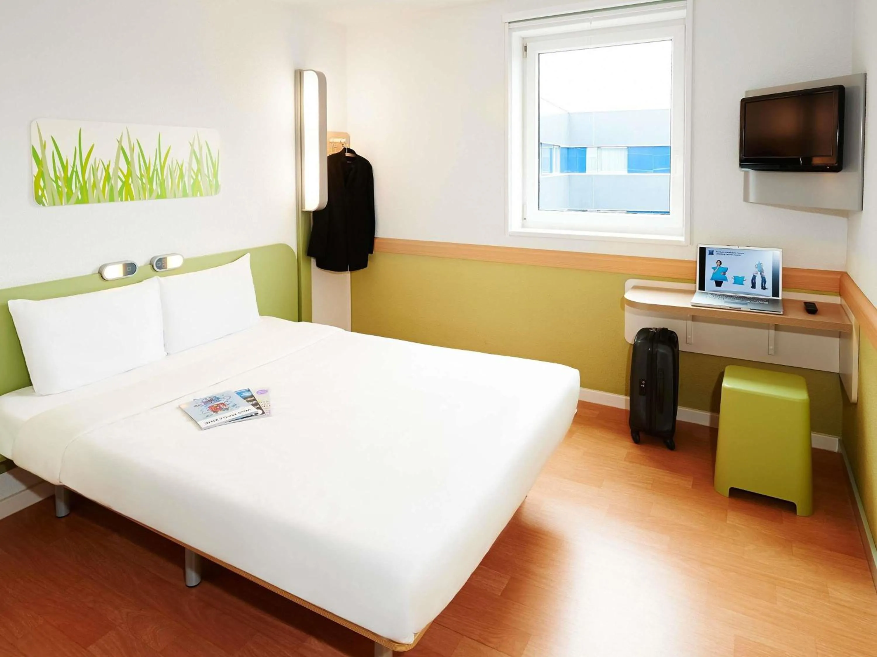 Bedroom, Bed in ibis budget Issoire