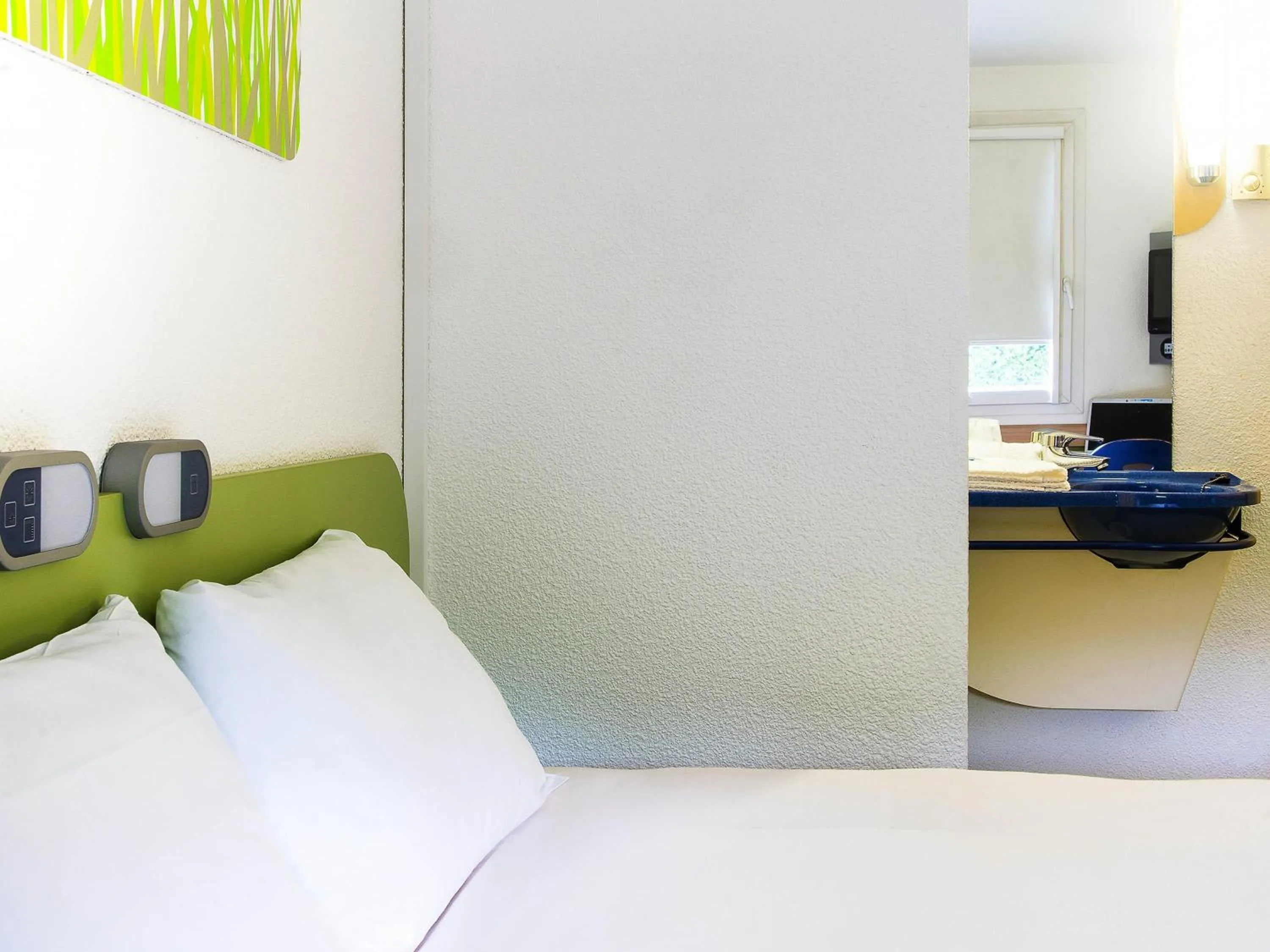 Bedroom, Bed in ibis budget Issoire