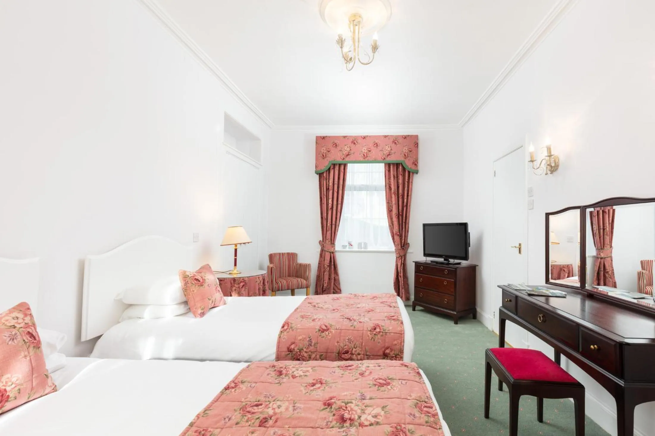 Bedroom, Bed in Fernhill Hotel