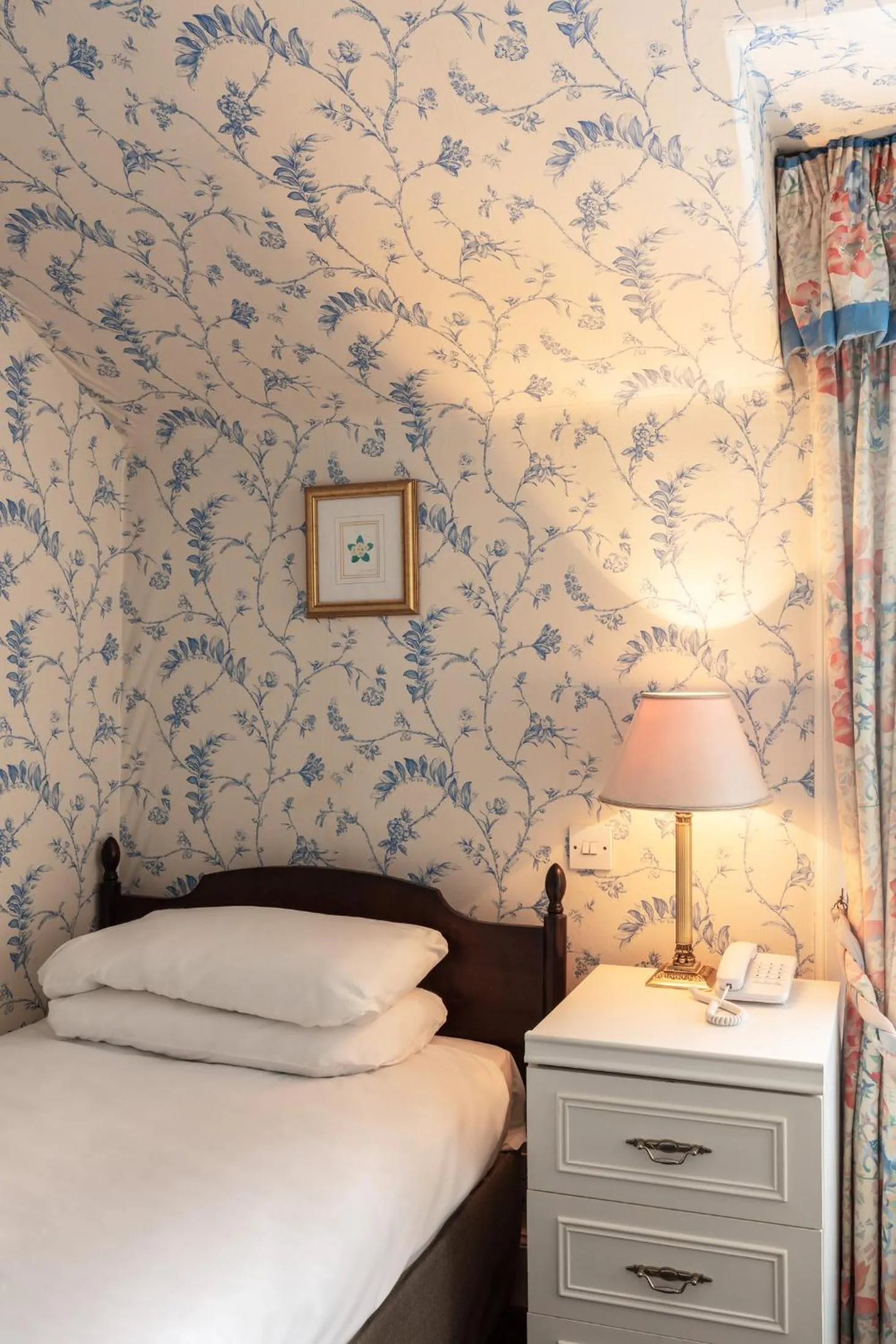 Bedroom, Bed in Fernhill Hotel