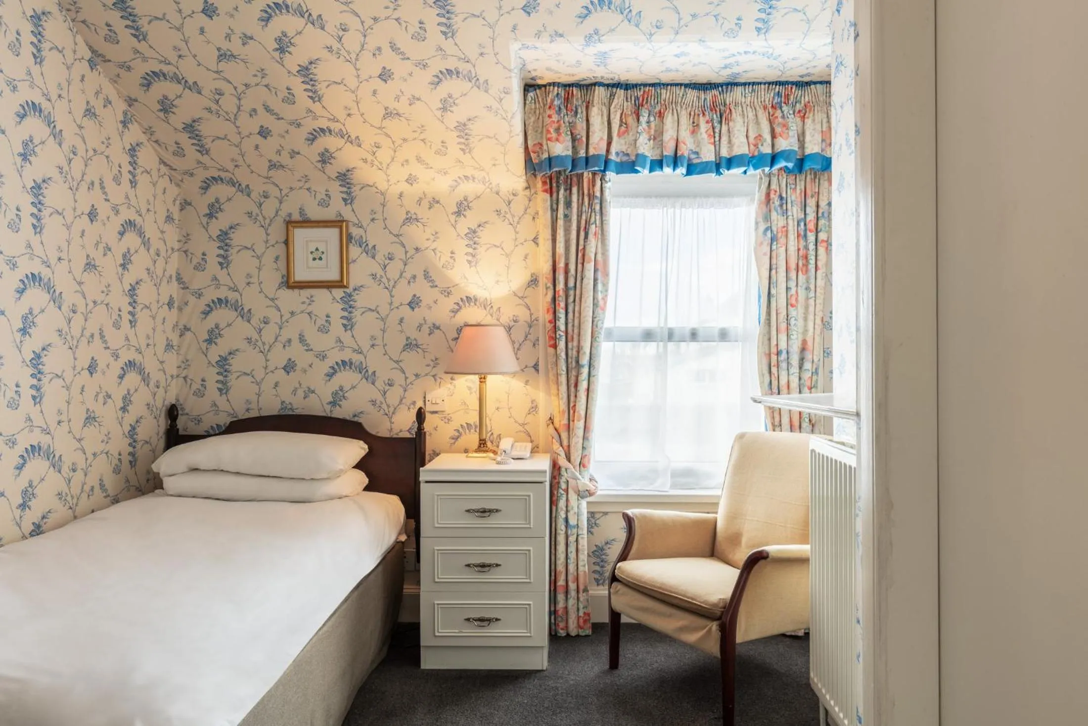 Bedroom, Bed in Fernhill Hotel