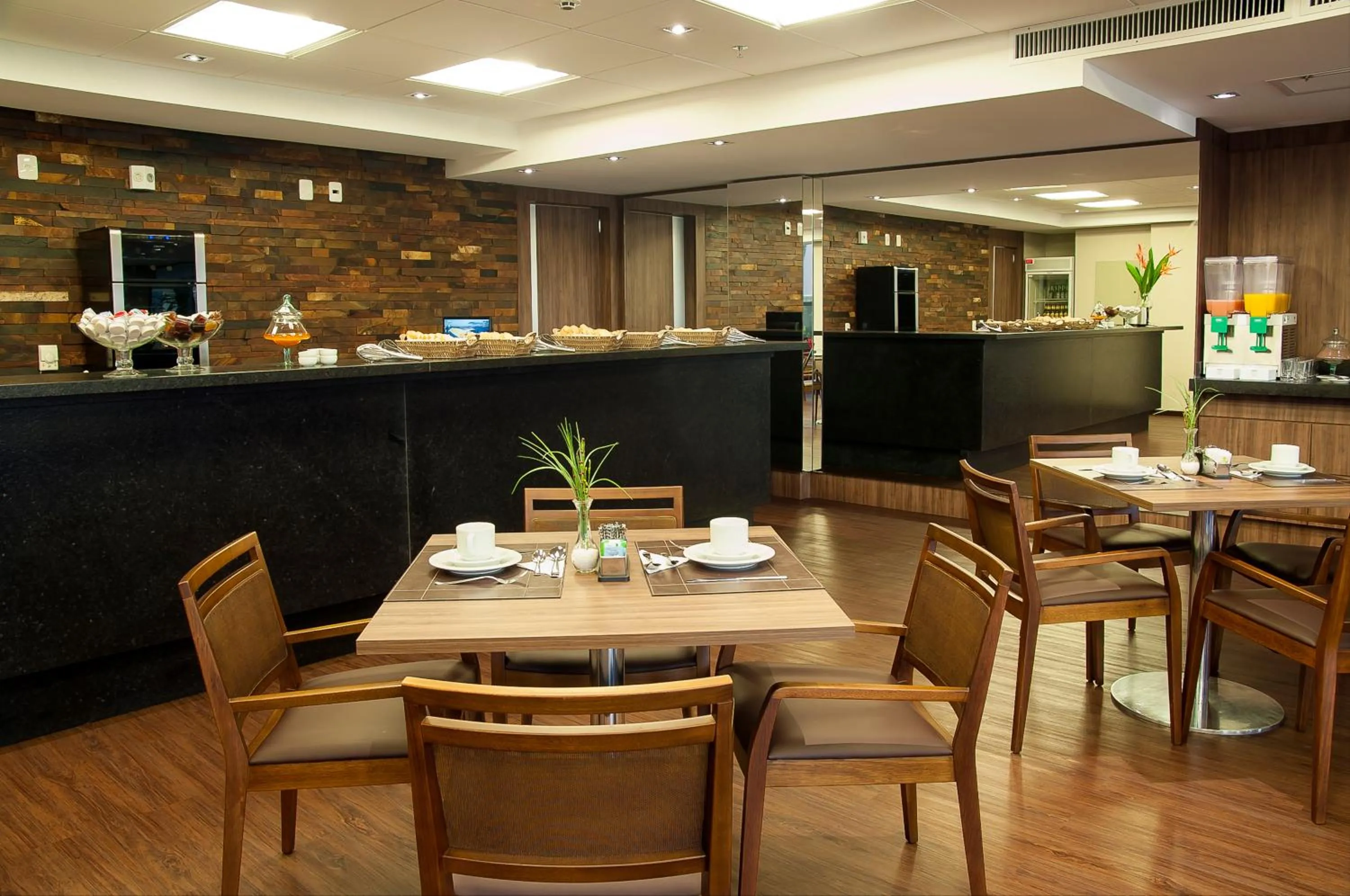 Restaurant/places to eat in Kennedy Executive Hotel