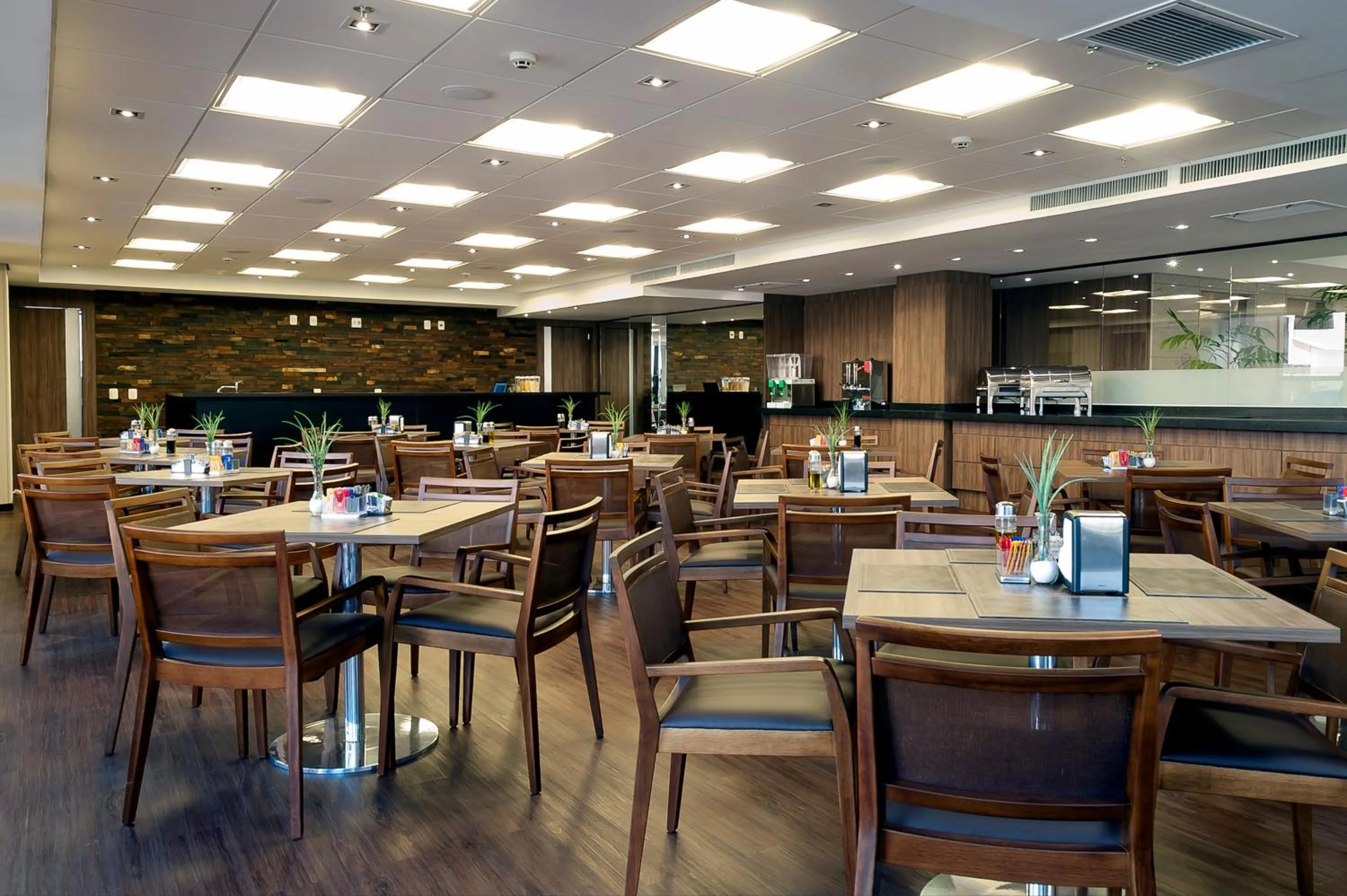 Restaurant/places to eat in Kennedy Executive Hotel