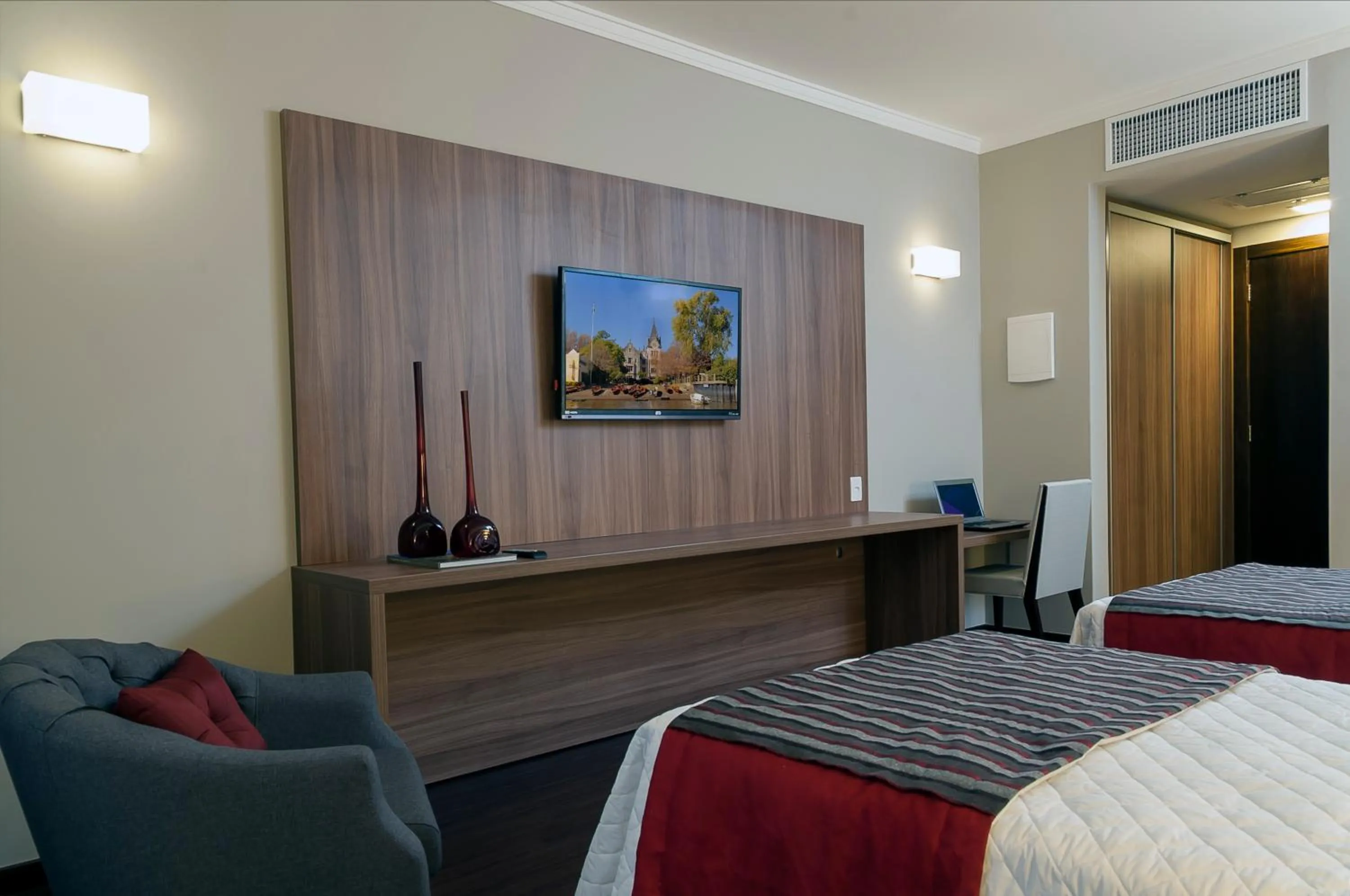 Photo of the whole room, Bed in Kennedy Executive Hotel