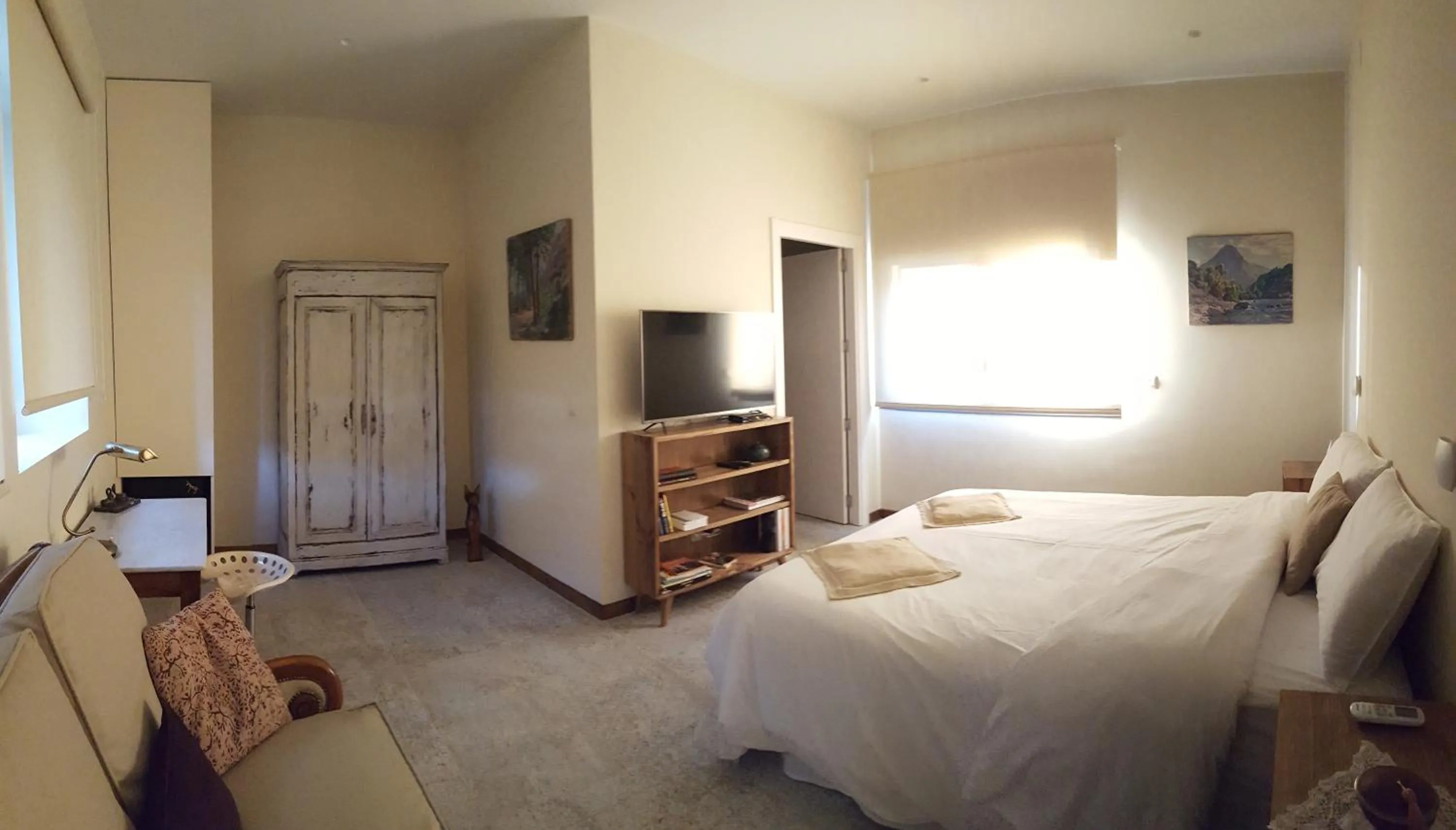 Photo of the whole room, Bed in La Casa dels Lledoners