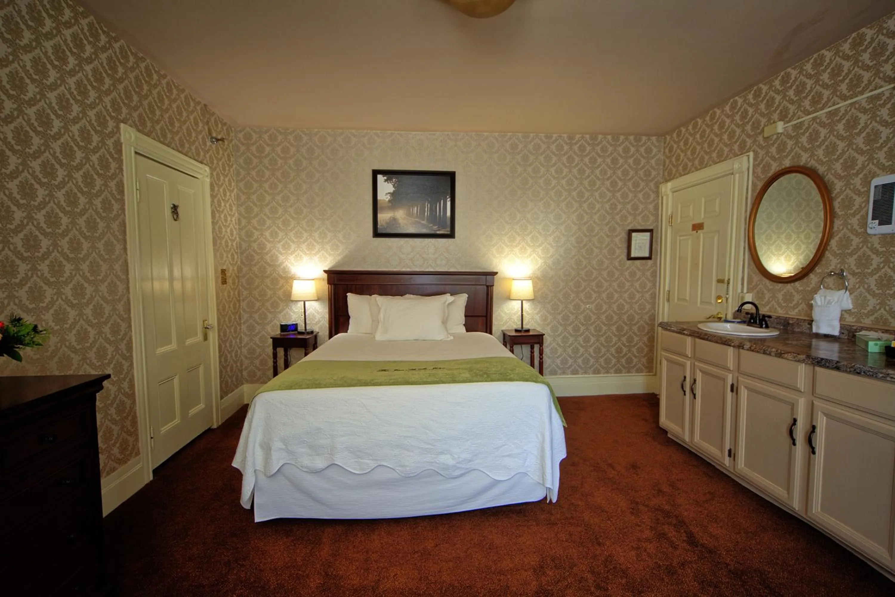 Photo of the whole room, Bed in Inn at St John Portland In-Town