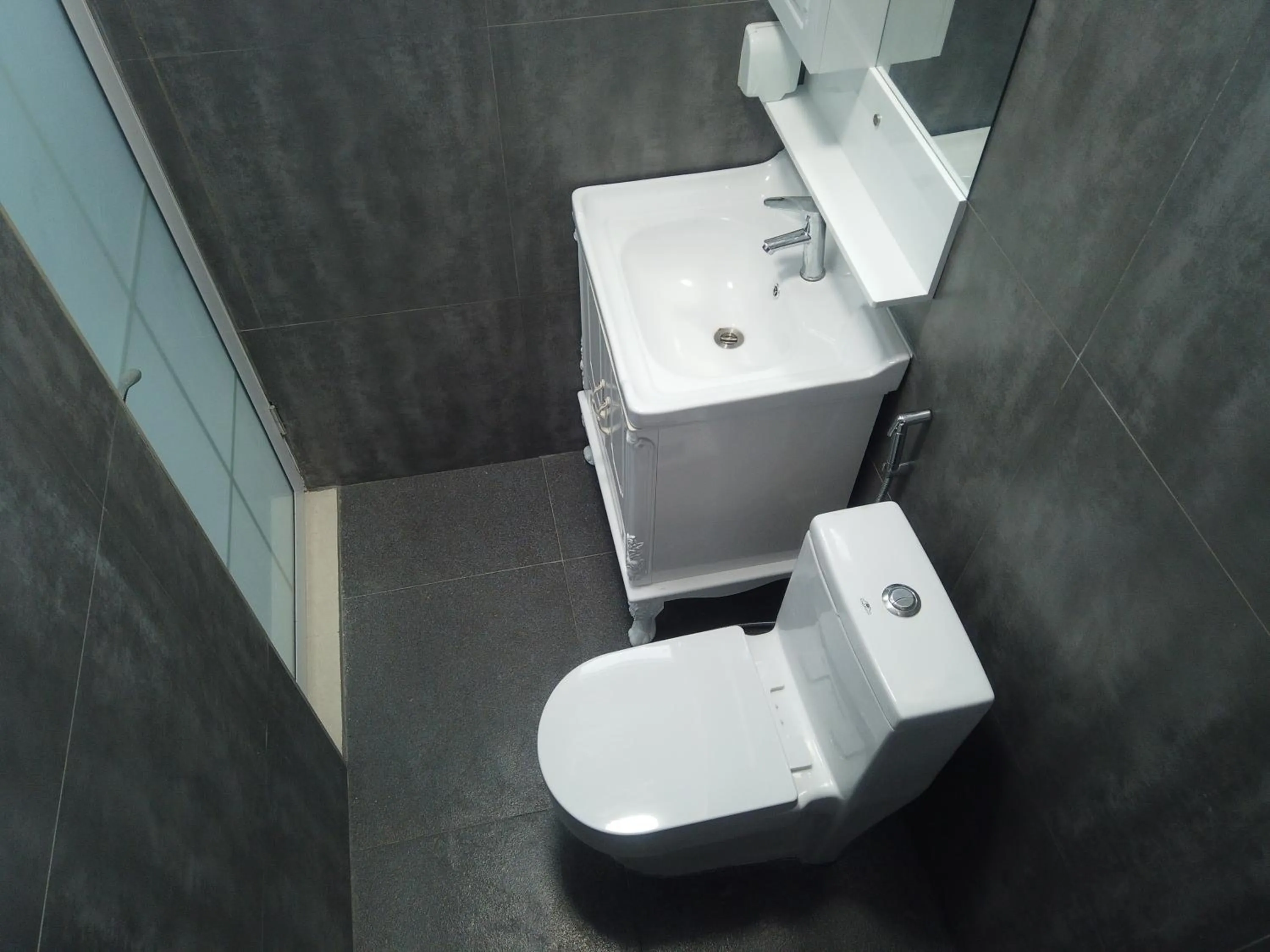 Toilet in Violet Inn Hotel