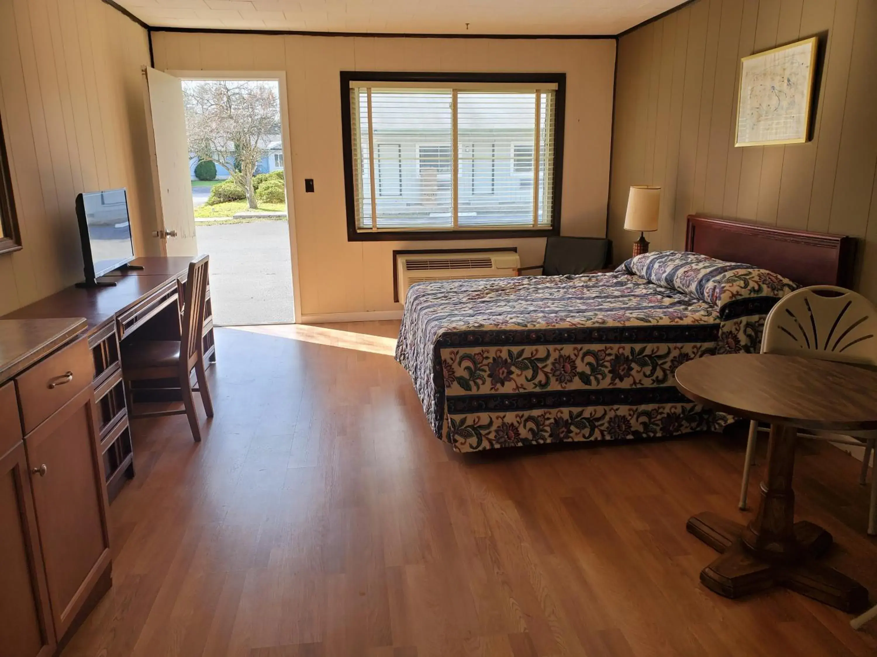 King Room in Glenwood Inn - Stroudsburg King Room in Glenwood Inn - Stroudsburg