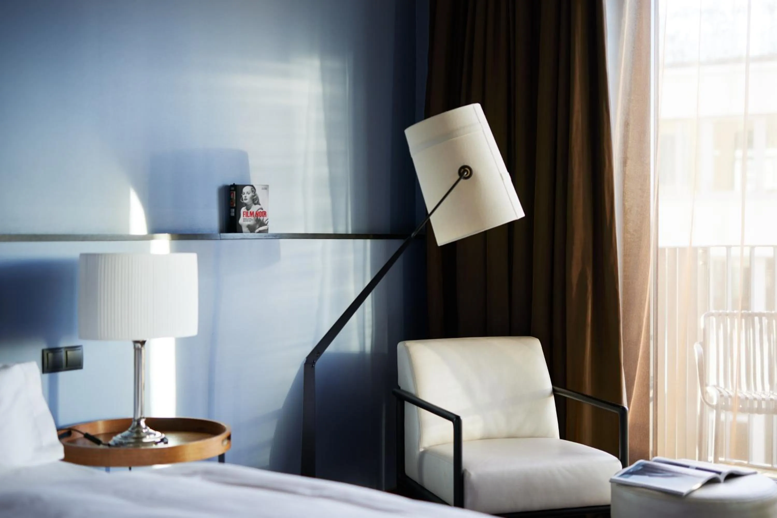 Photo of the whole room, Bed in The George Hamburg