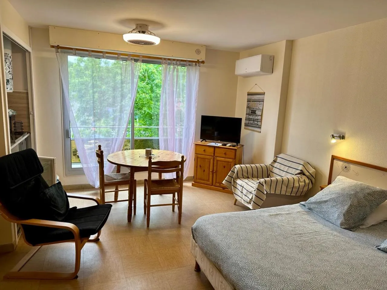 Photo of the whole room, Bed in Résidence Aramis