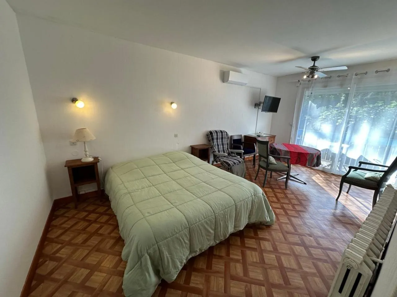 Photo of the whole room, Bed in Résidence Les Milandes