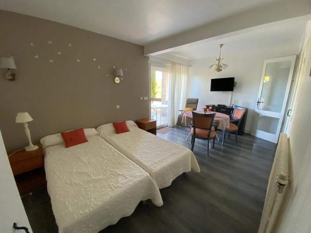 Photo of the whole room, Bed in Résidence Les Milandes