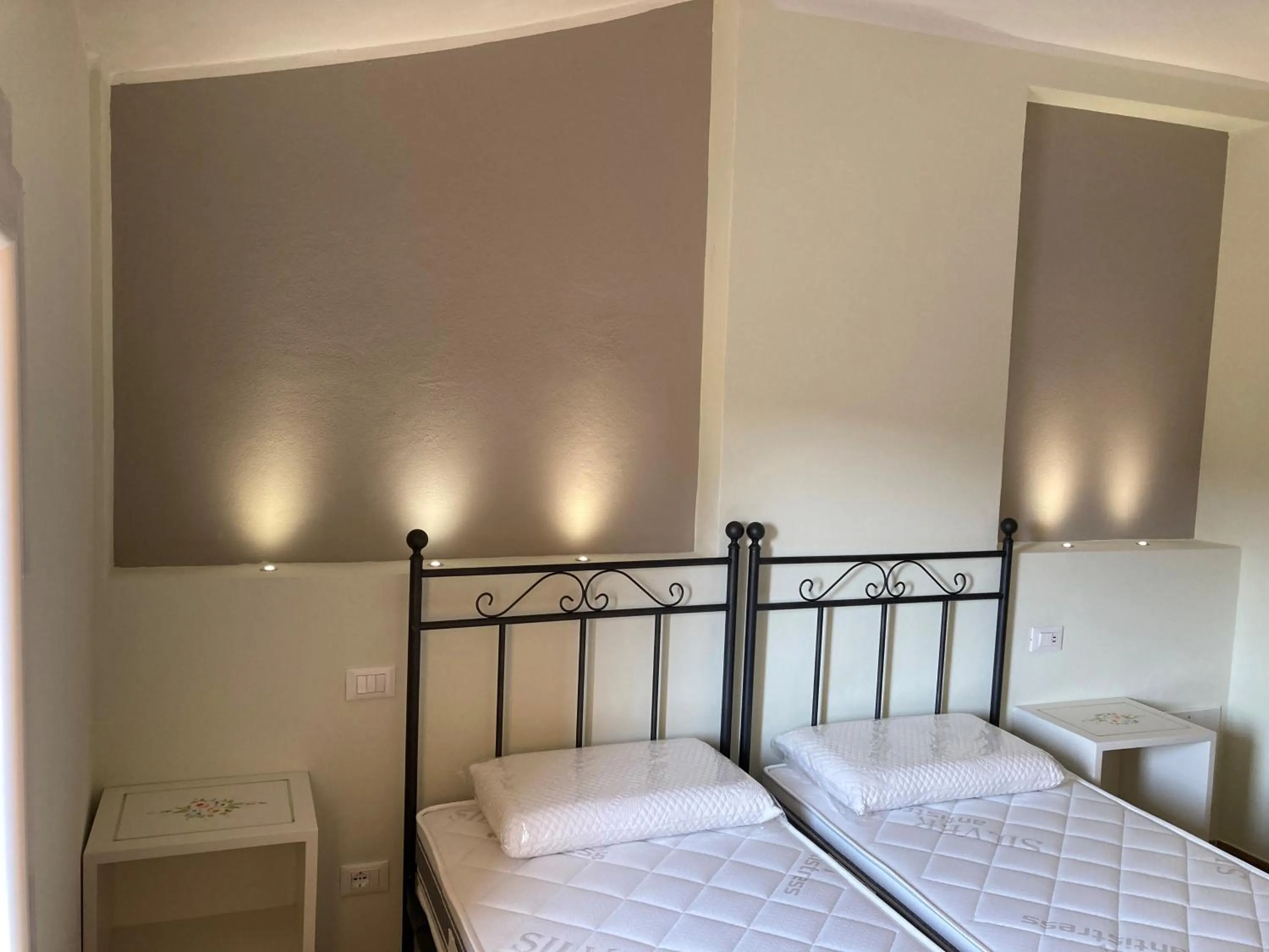 Photo of the whole room, Bed in Delica