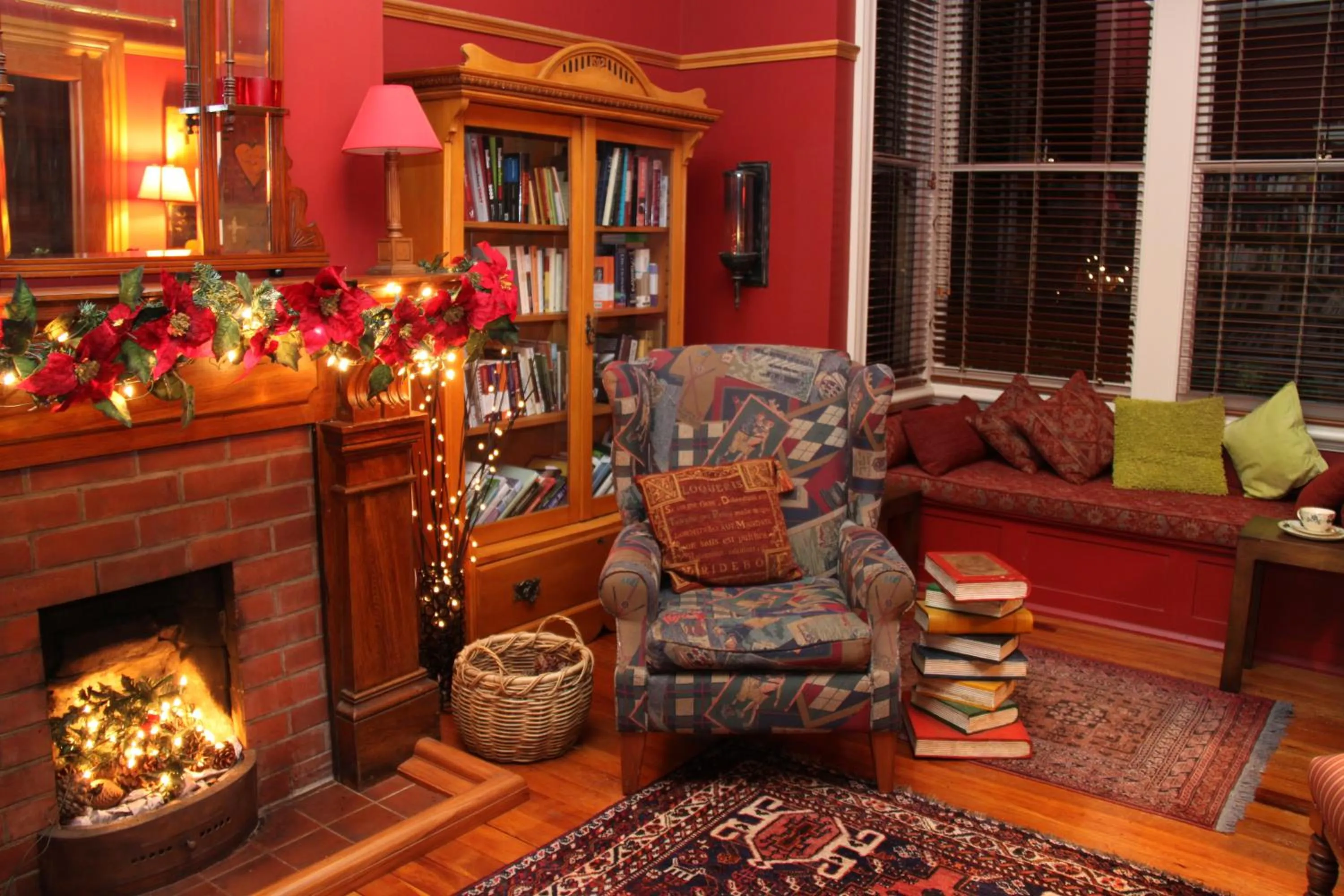 Library in Villa Rouge B&B