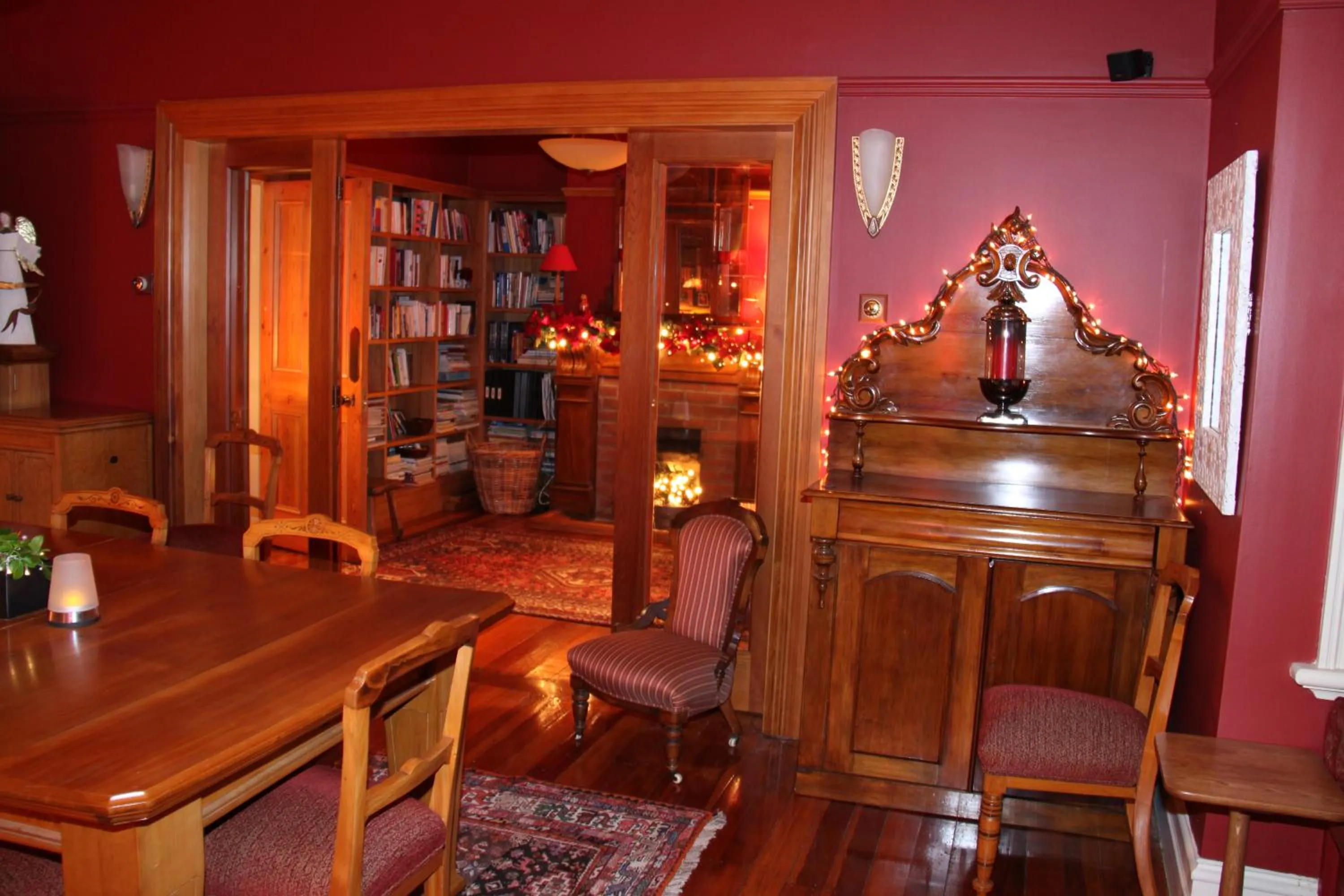 Library in Villa Rouge B&B