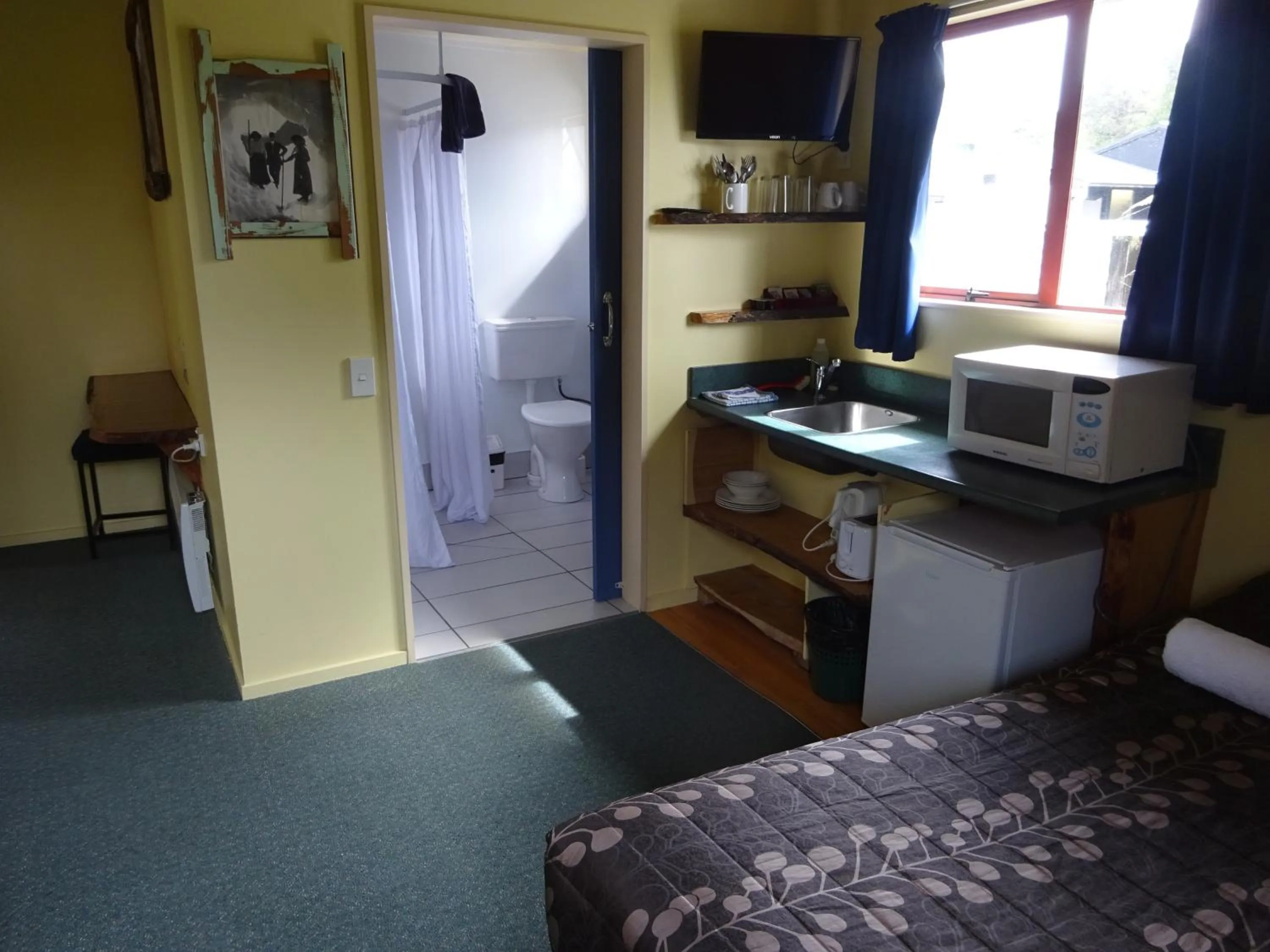 Kitchen or kitchenette, Bed in Glow Worm Accommodation