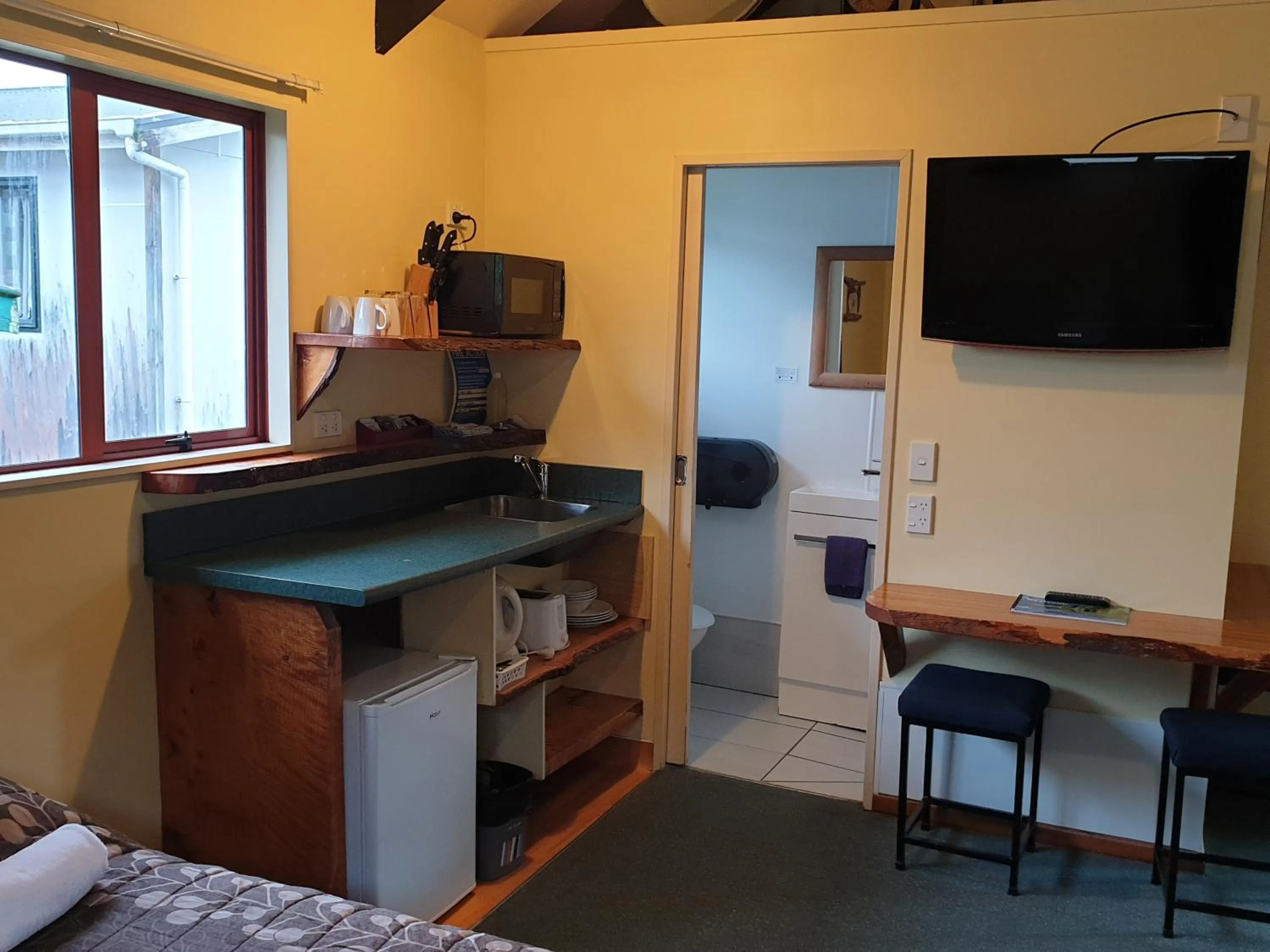 Kitchen or kitchenette in Glow Worm Accommodation