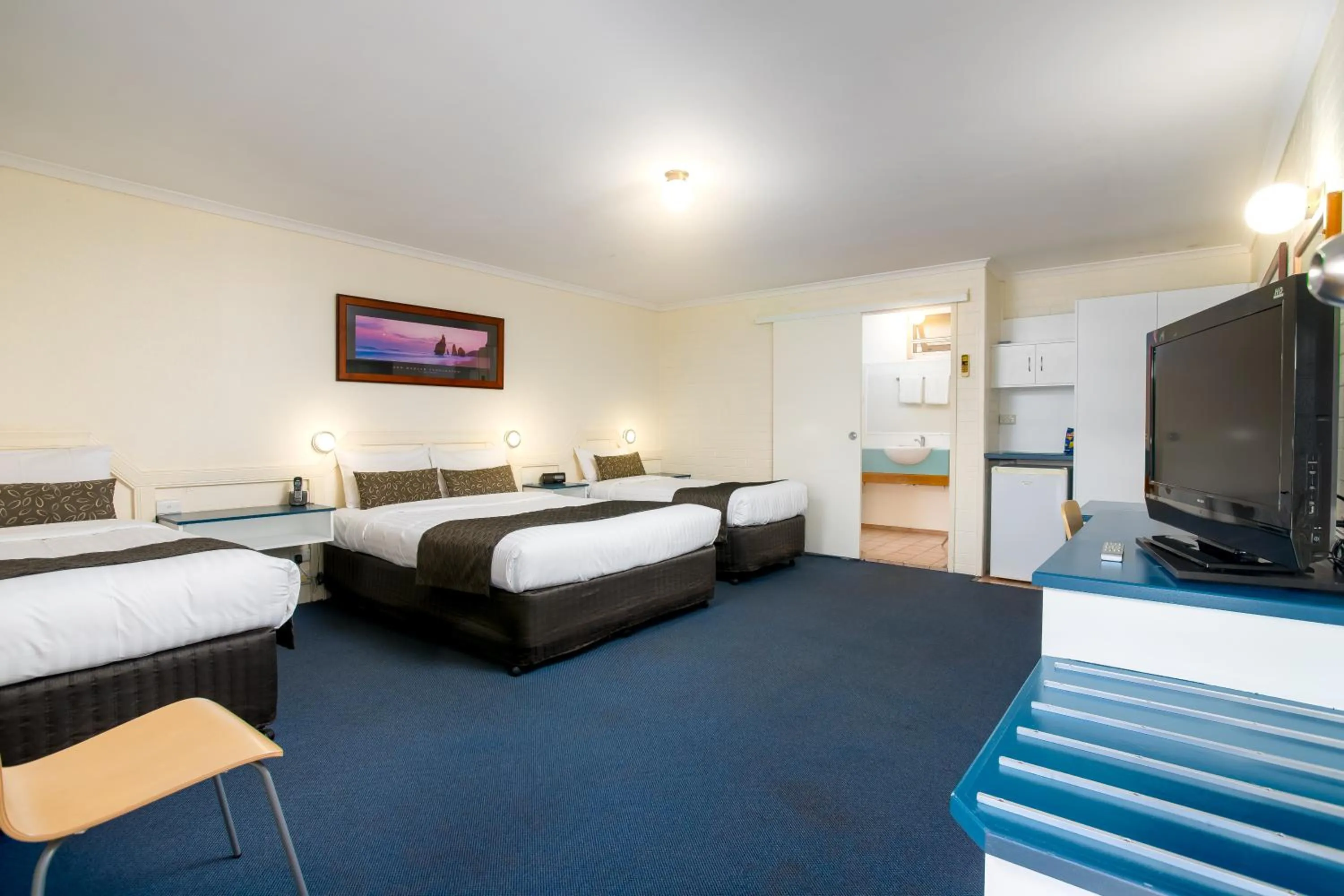 Photo of the whole room, Bed in Applegum Inn