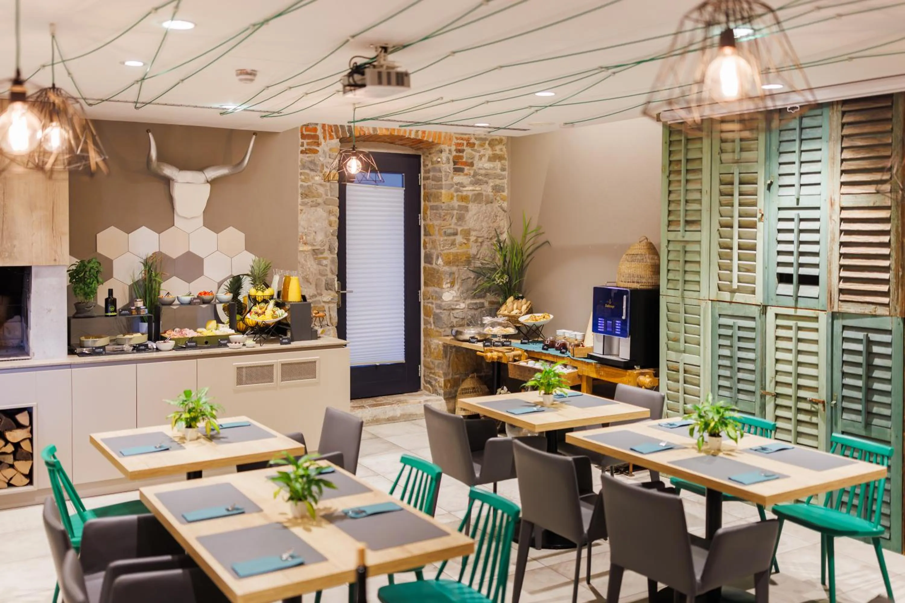 Dining area in Vila ROBIDA & SPA