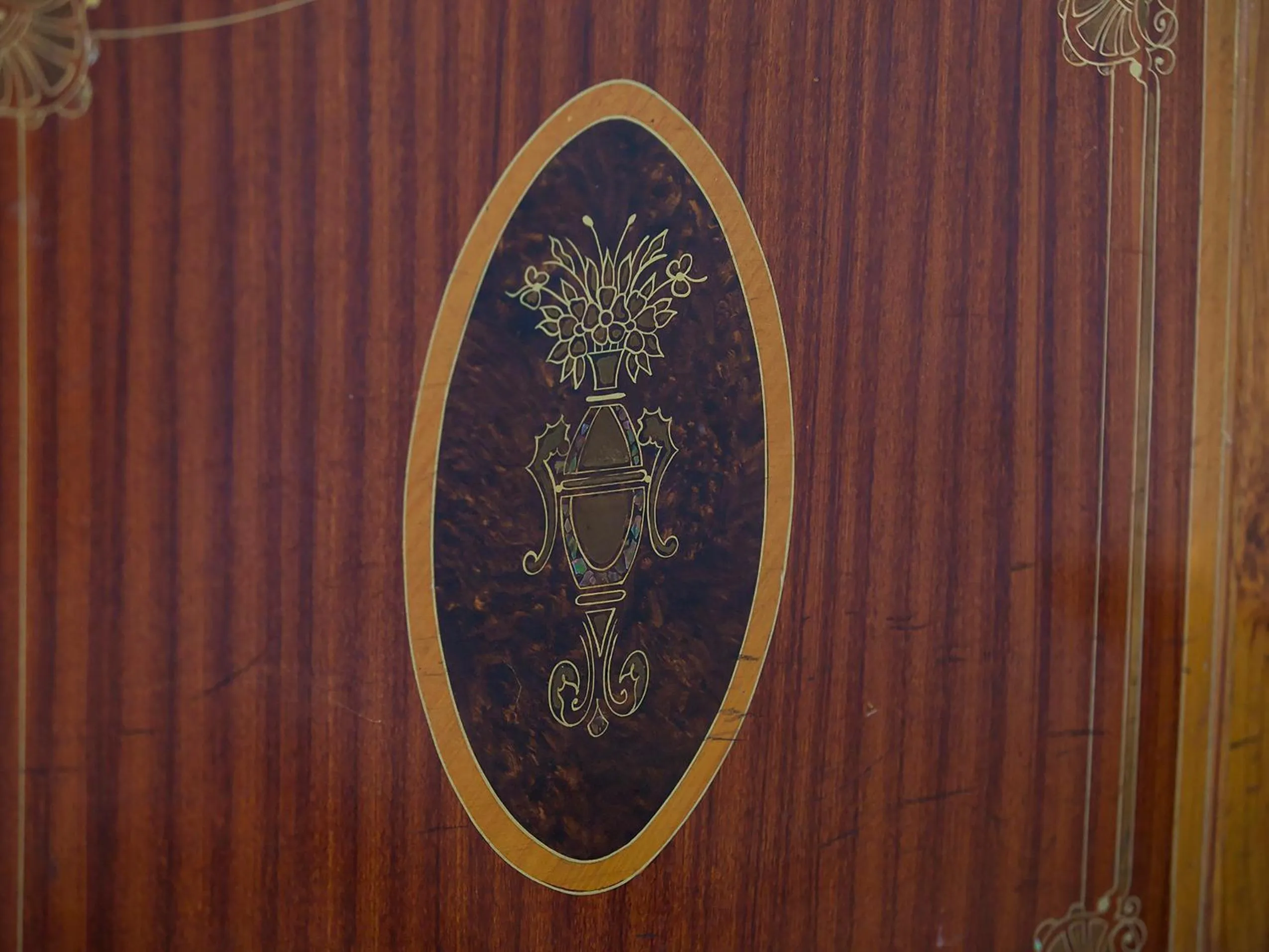 Decorative detail in Coppola di Seta