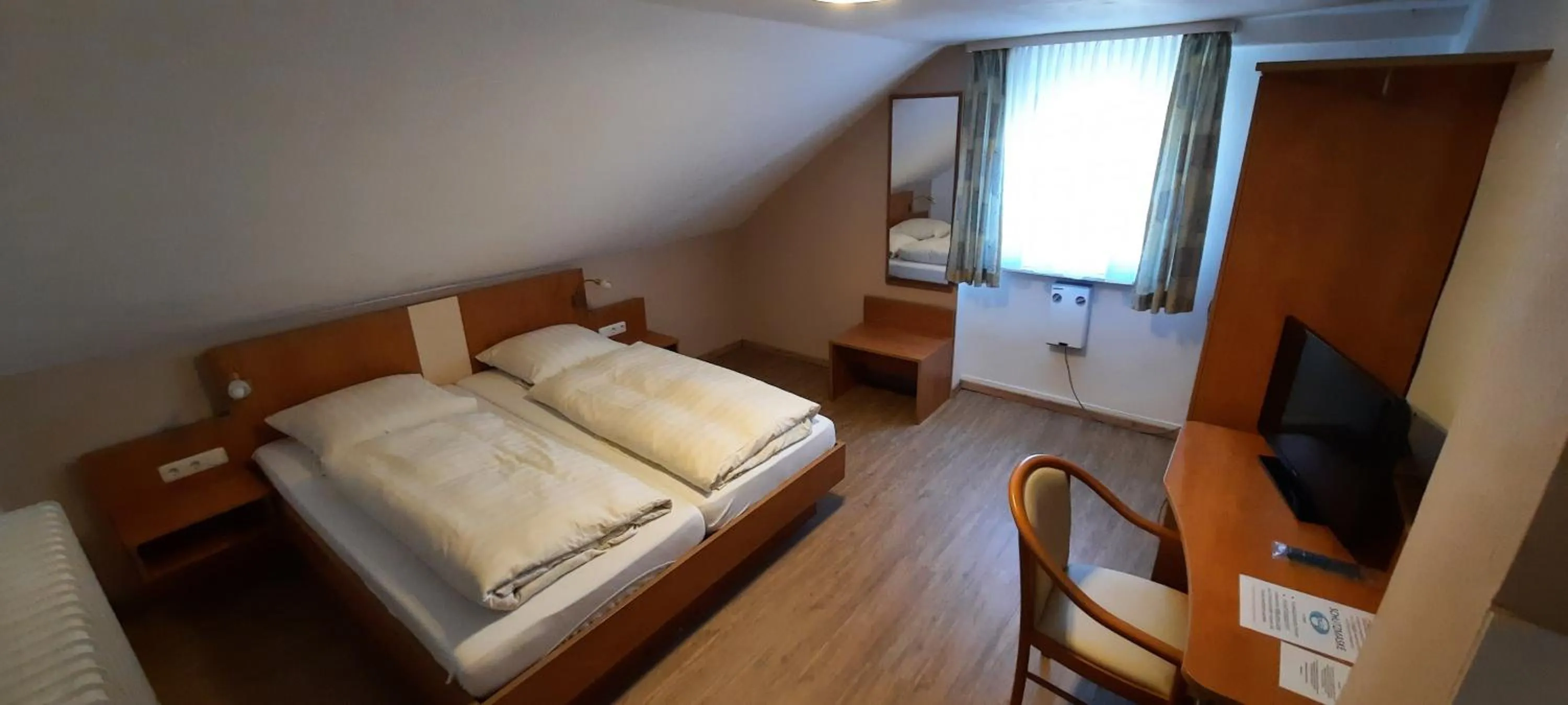 Photo of the whole room, Bed in RUTHMANN-Rheinblick GARNI