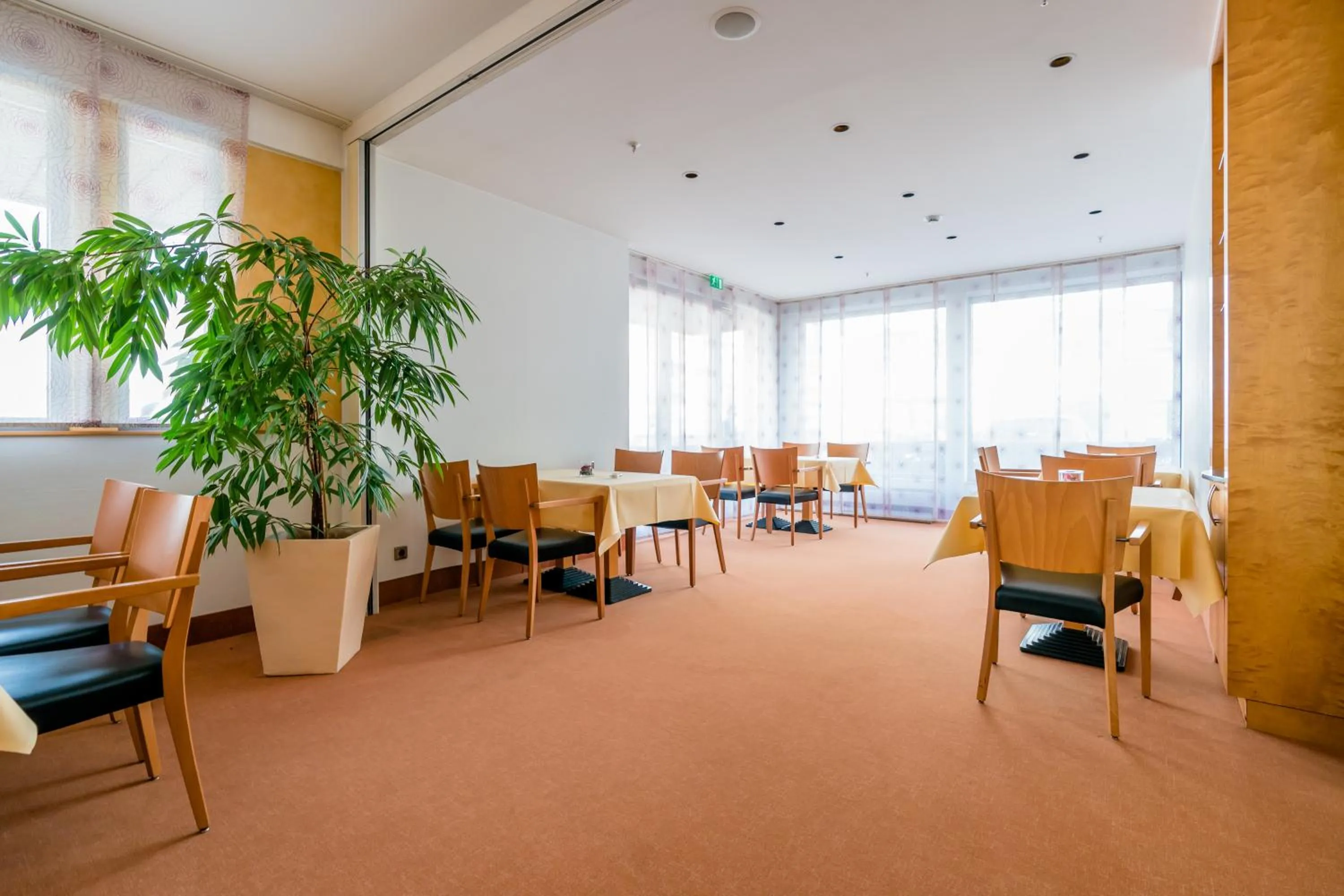 Restaurant/places to eat in Schlosspark Hotel