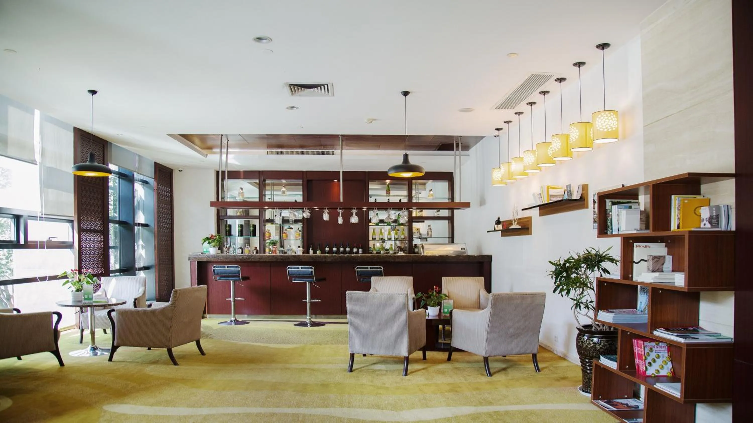Lounge or bar in Holiday Inn Hangzhou CBD by IHG