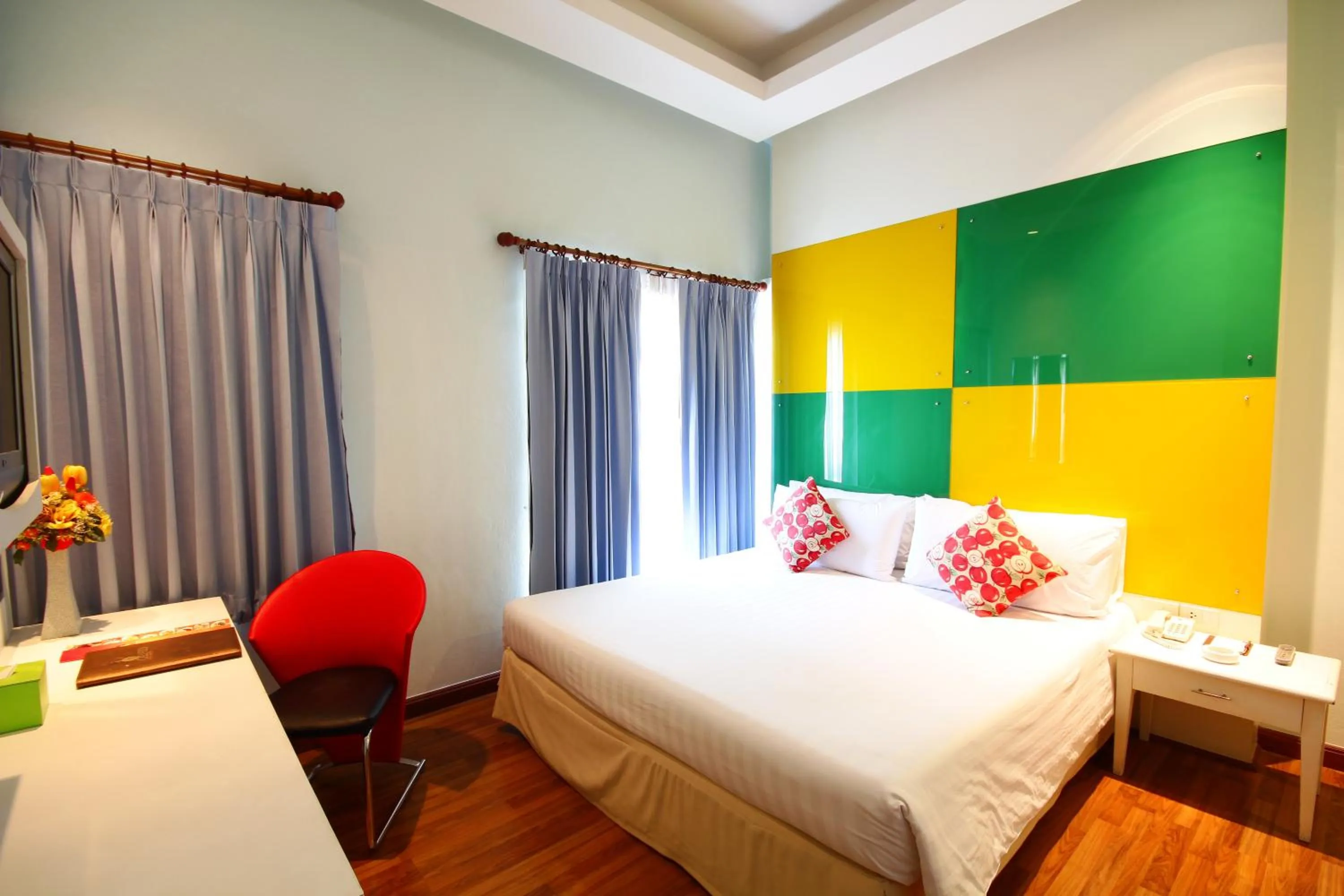 Photo of the whole room, Bed in Calypzo Bangkok